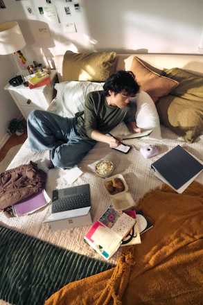Persona organizando pendientes desde casa con libreta y laptop