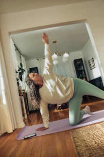 Mujer practicando Yoga