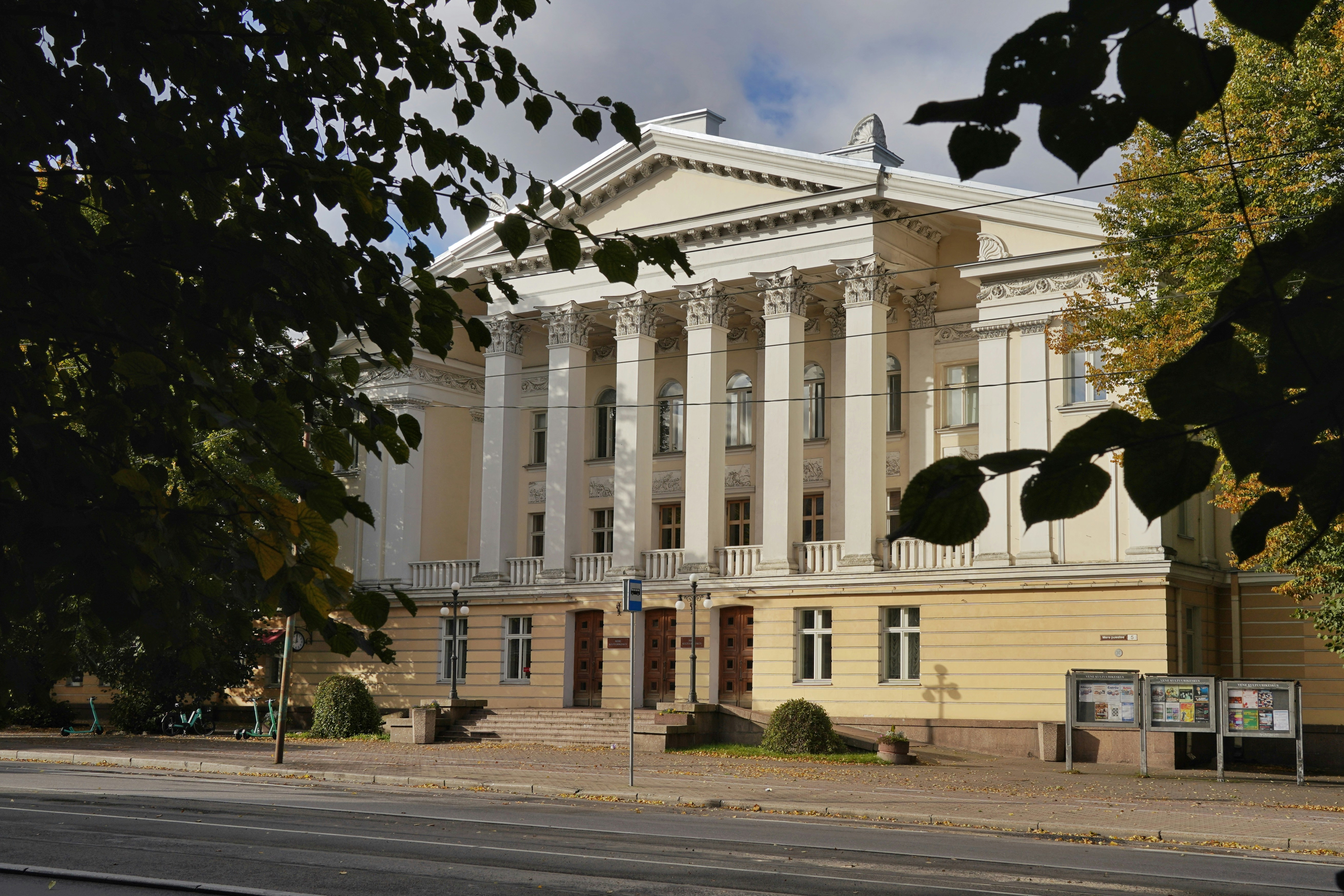 Photo by frontrowsociety_net