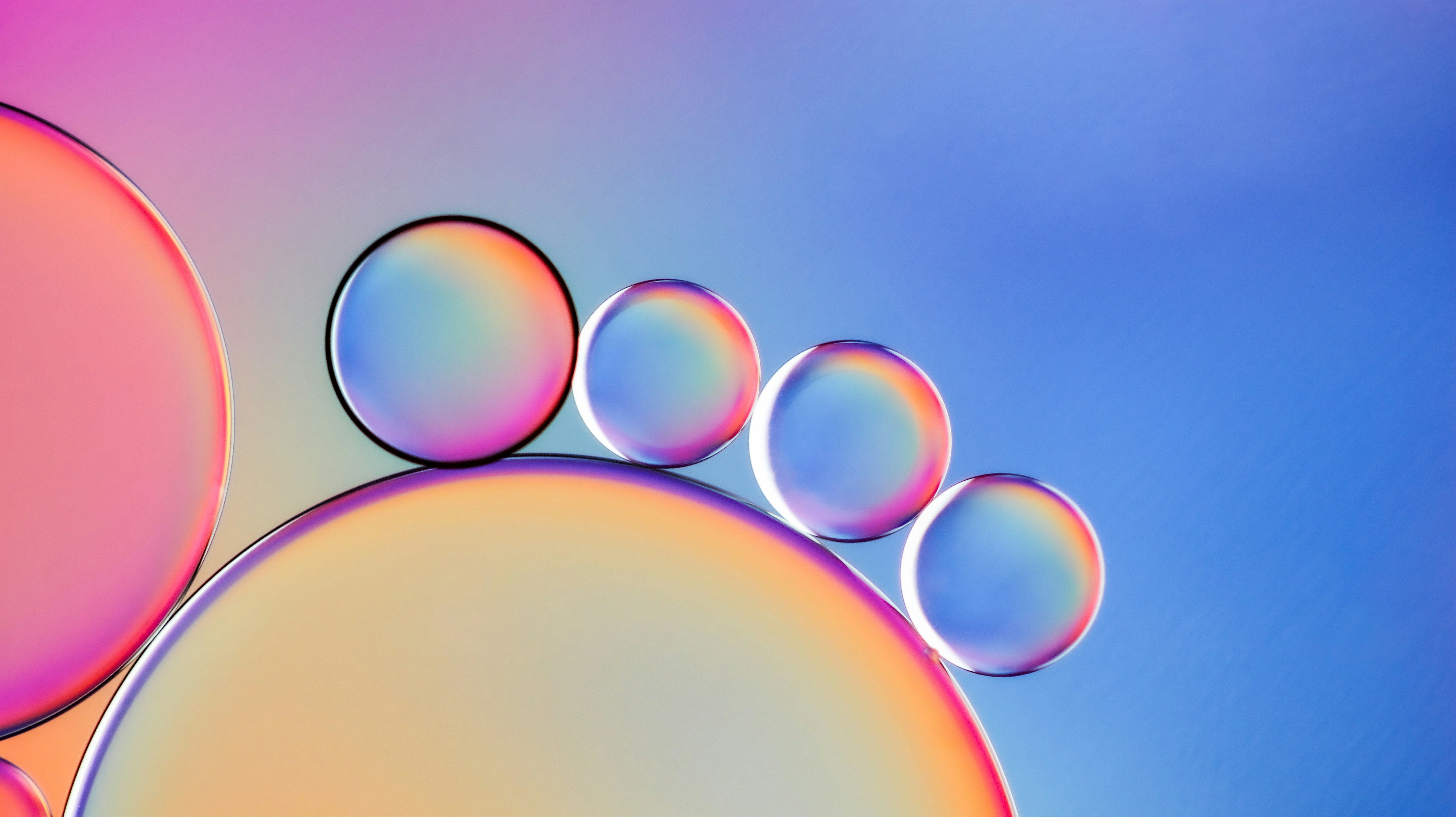 Gocce astratte colorate di olio e acqua su sfondo blu