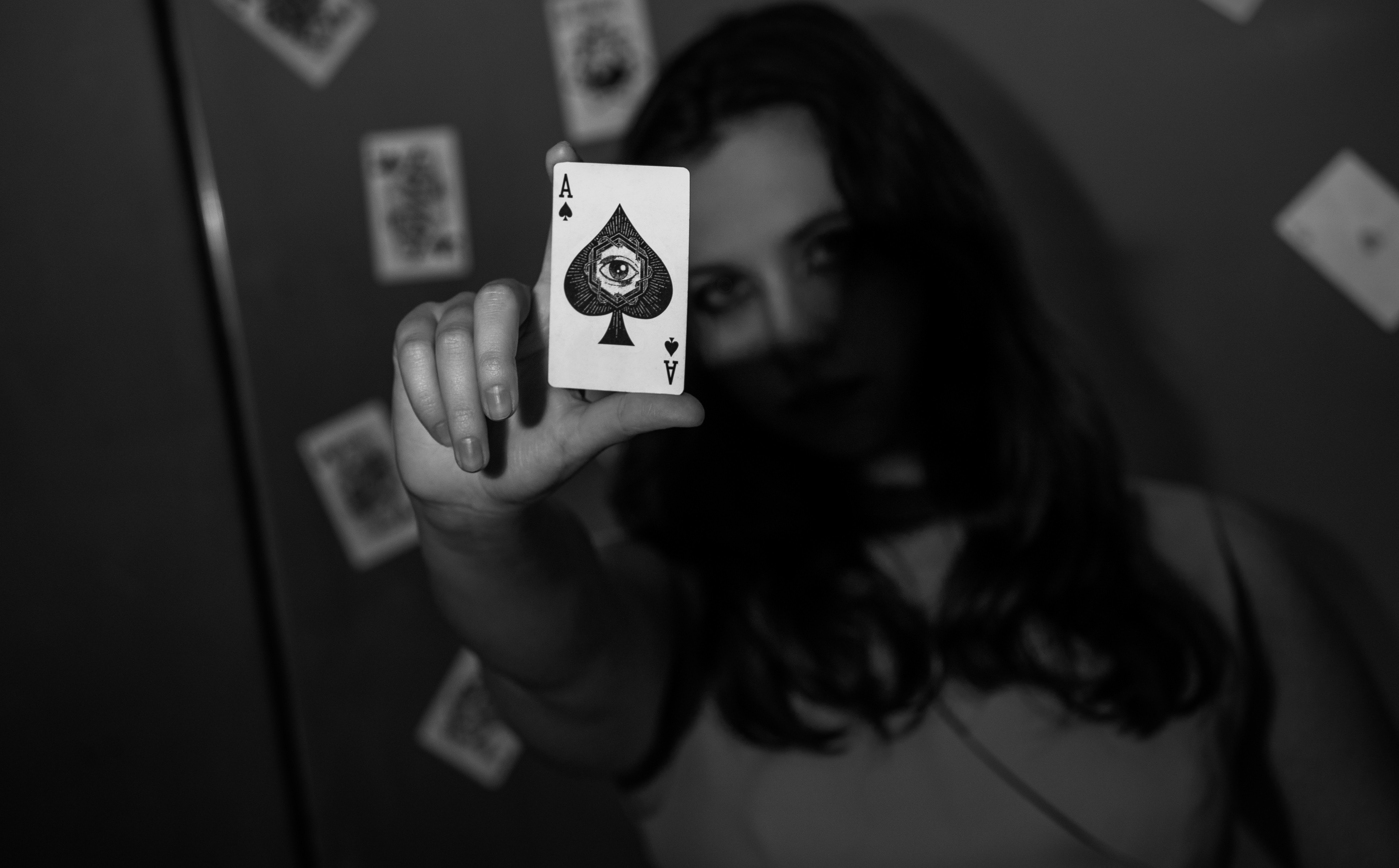 Donna che tiene in mano l'asso di picche a carte da gioco