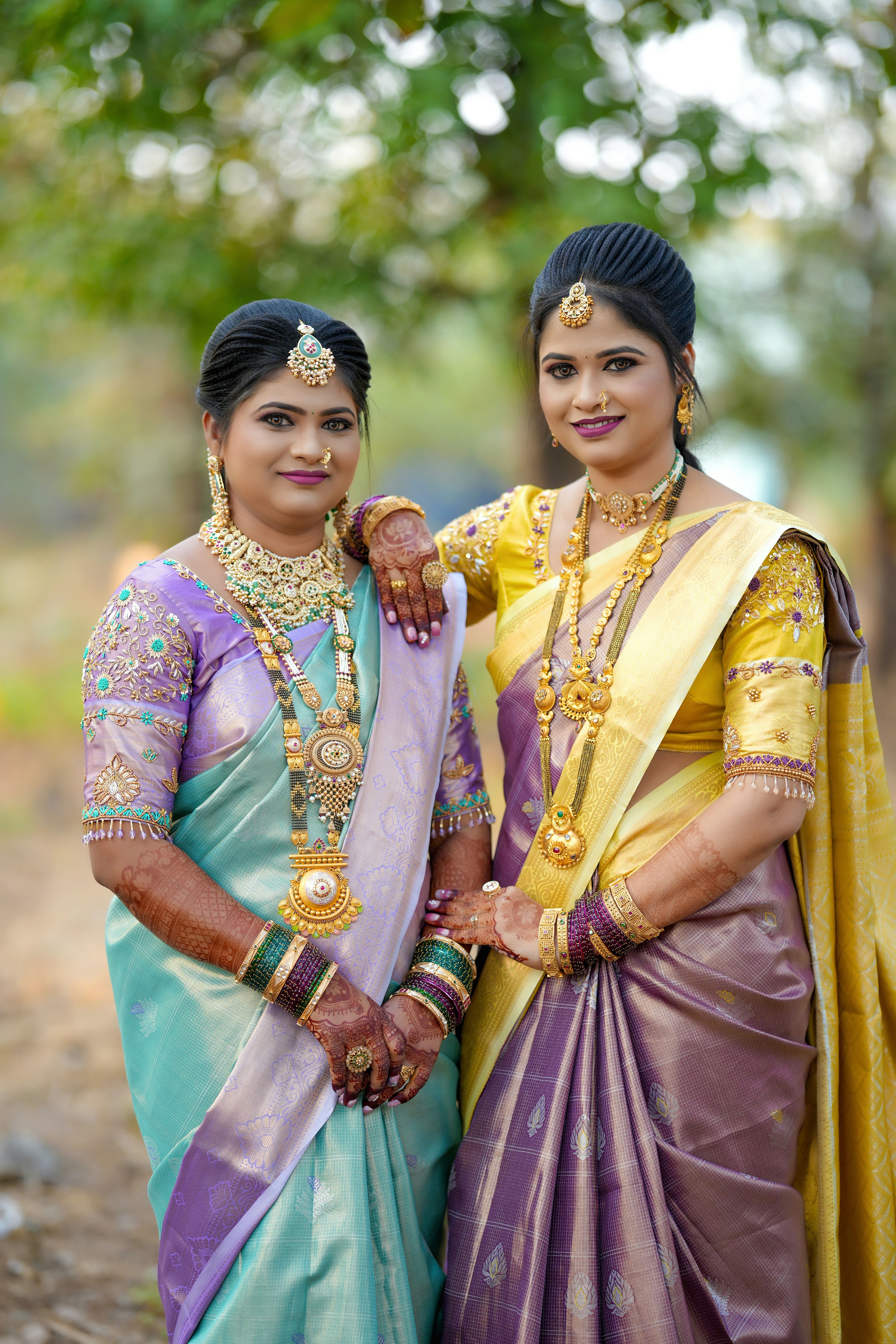 Zwei Frauen in traditioneller indischer Kleidung und Schmuck.