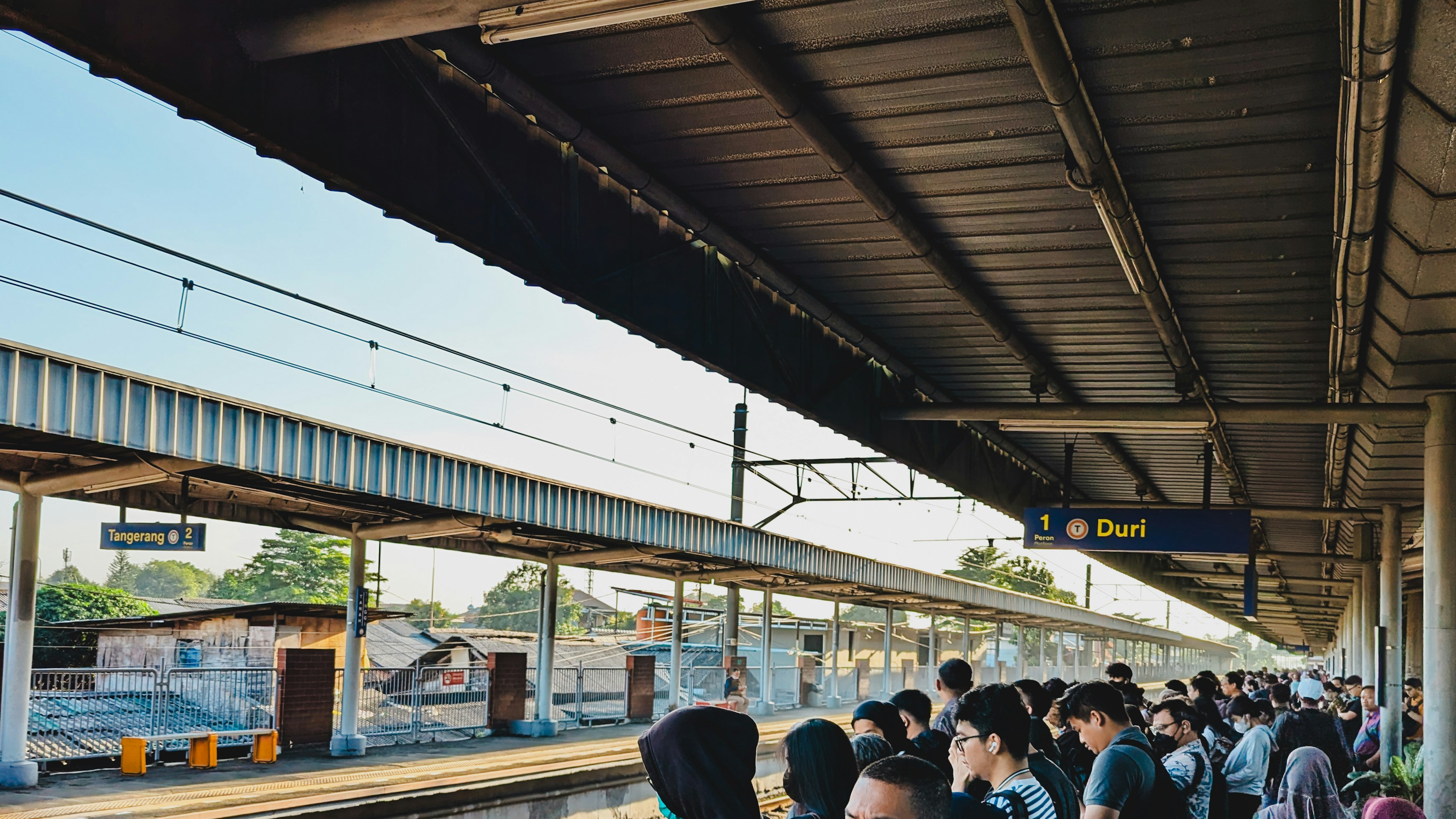 駅のプラットフォームで待つ人々