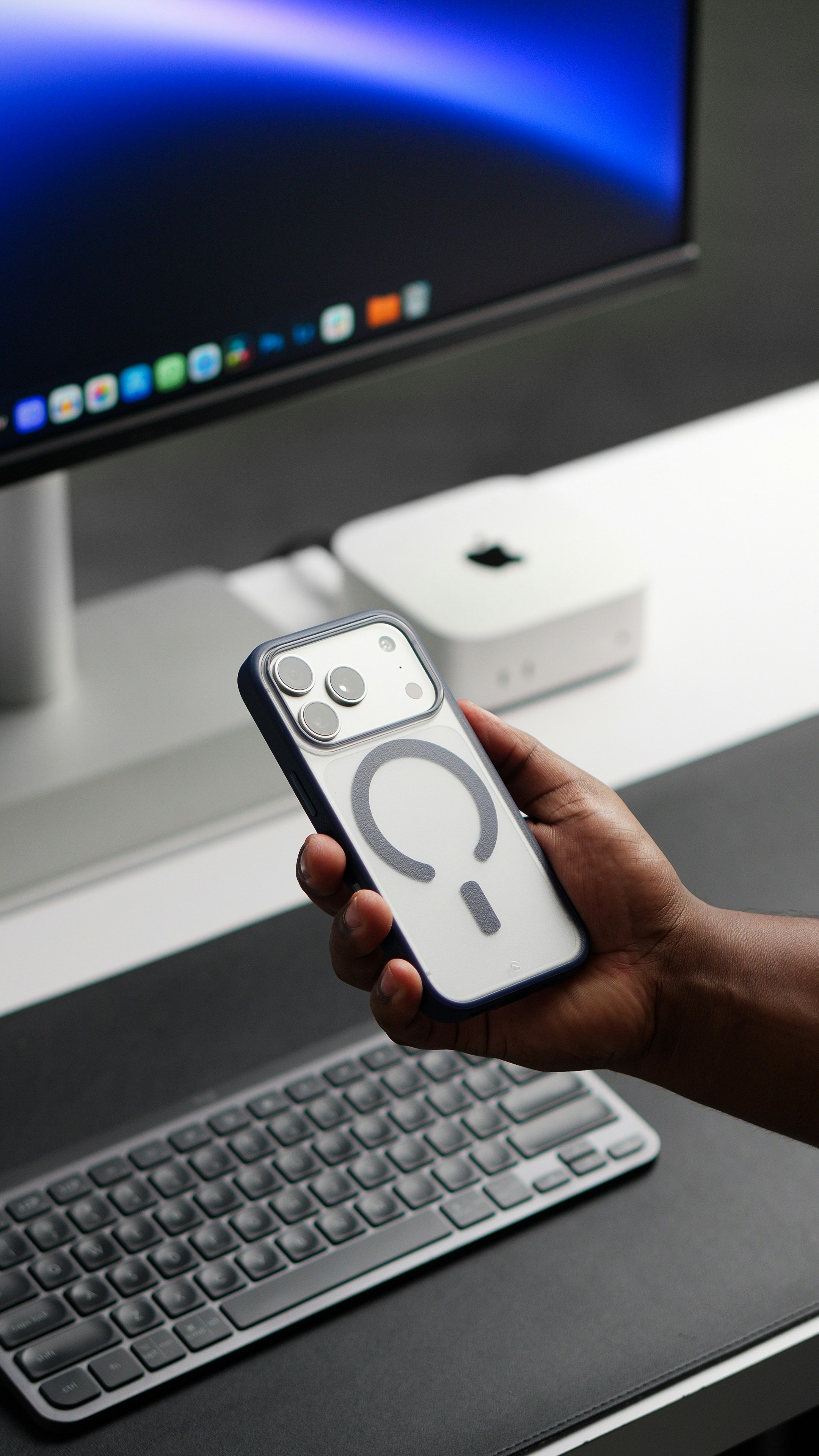 Handhält das Handy mit magnetischem Ladegerät.