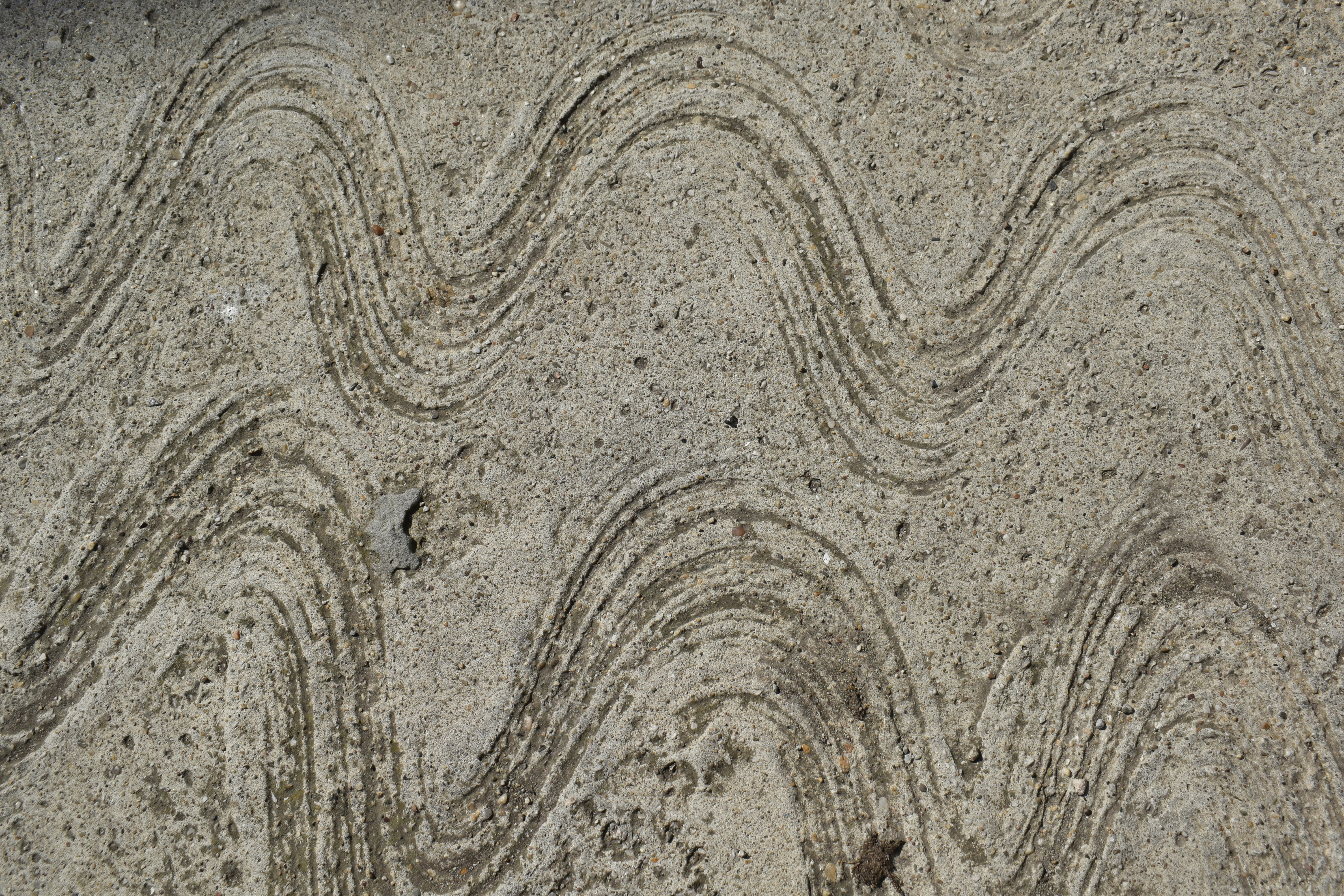 コンクリート表面に刻印された波状の線