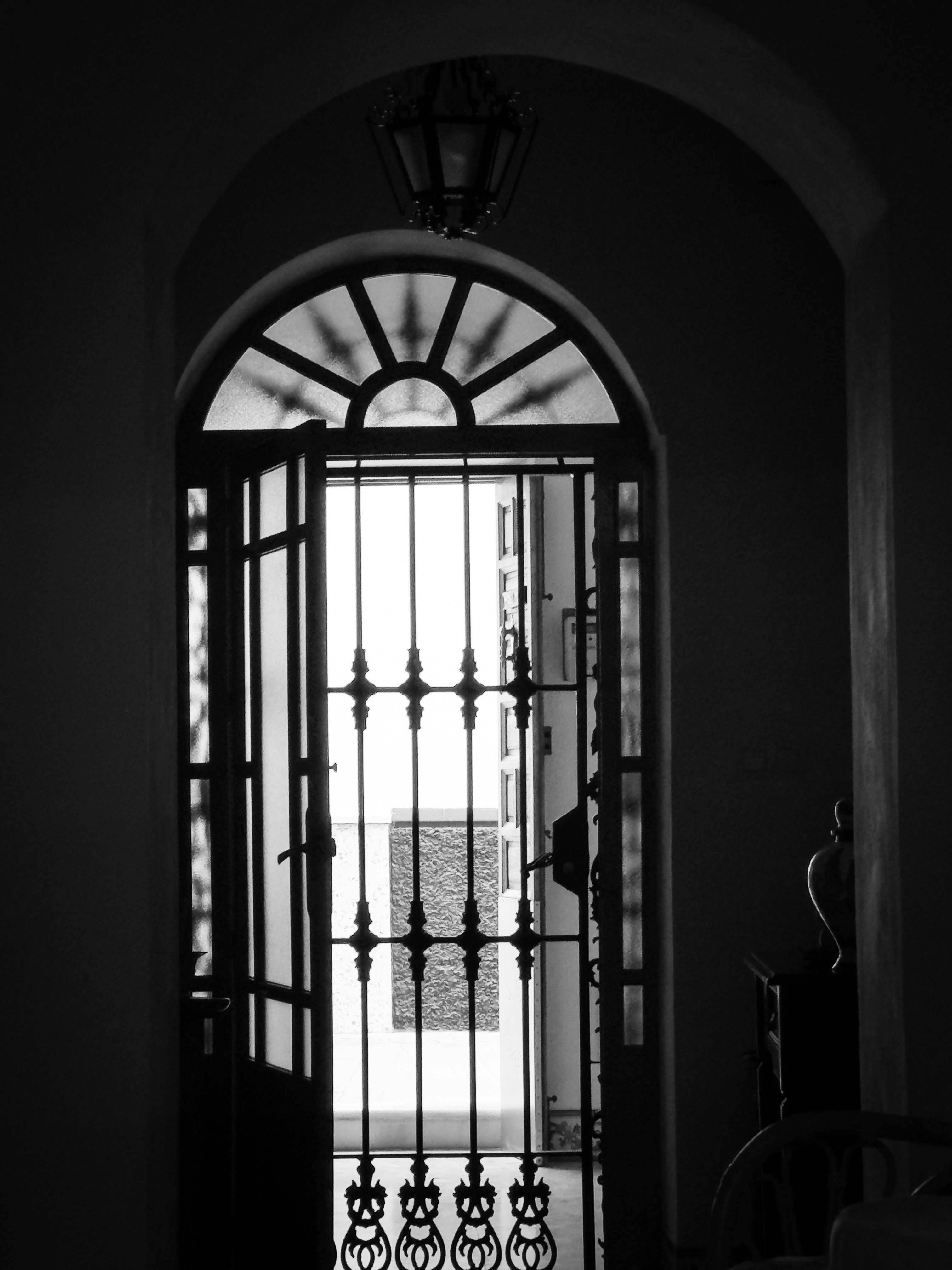 minimalist black white entryway, wallpaper, Budget Black and White Entryway: Stylish Ideas 3