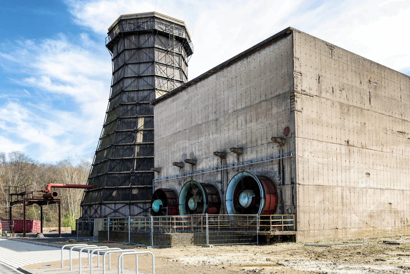 Industrieller Kühlturm mit großen Ventilatoren