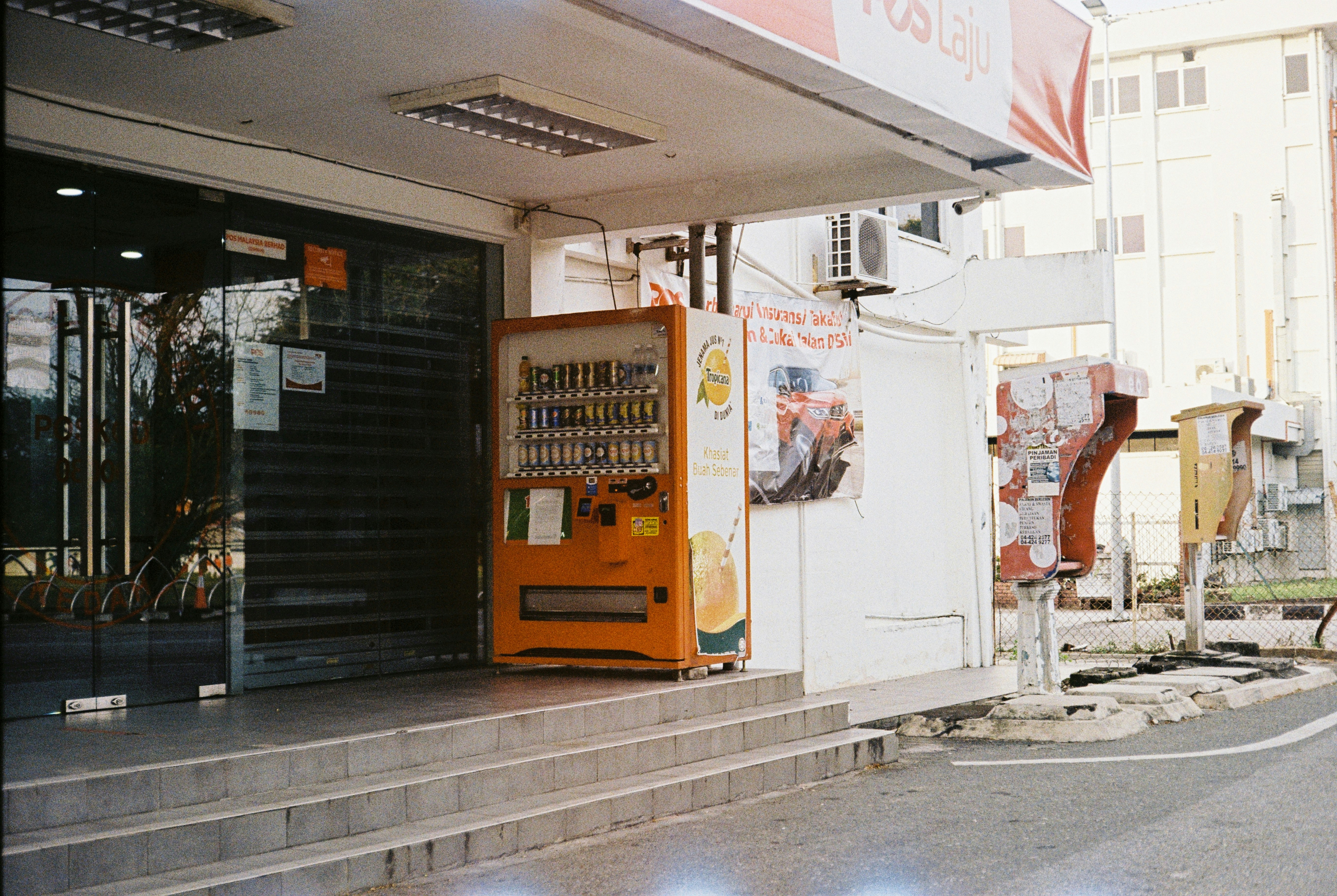 Photo by adrianchin