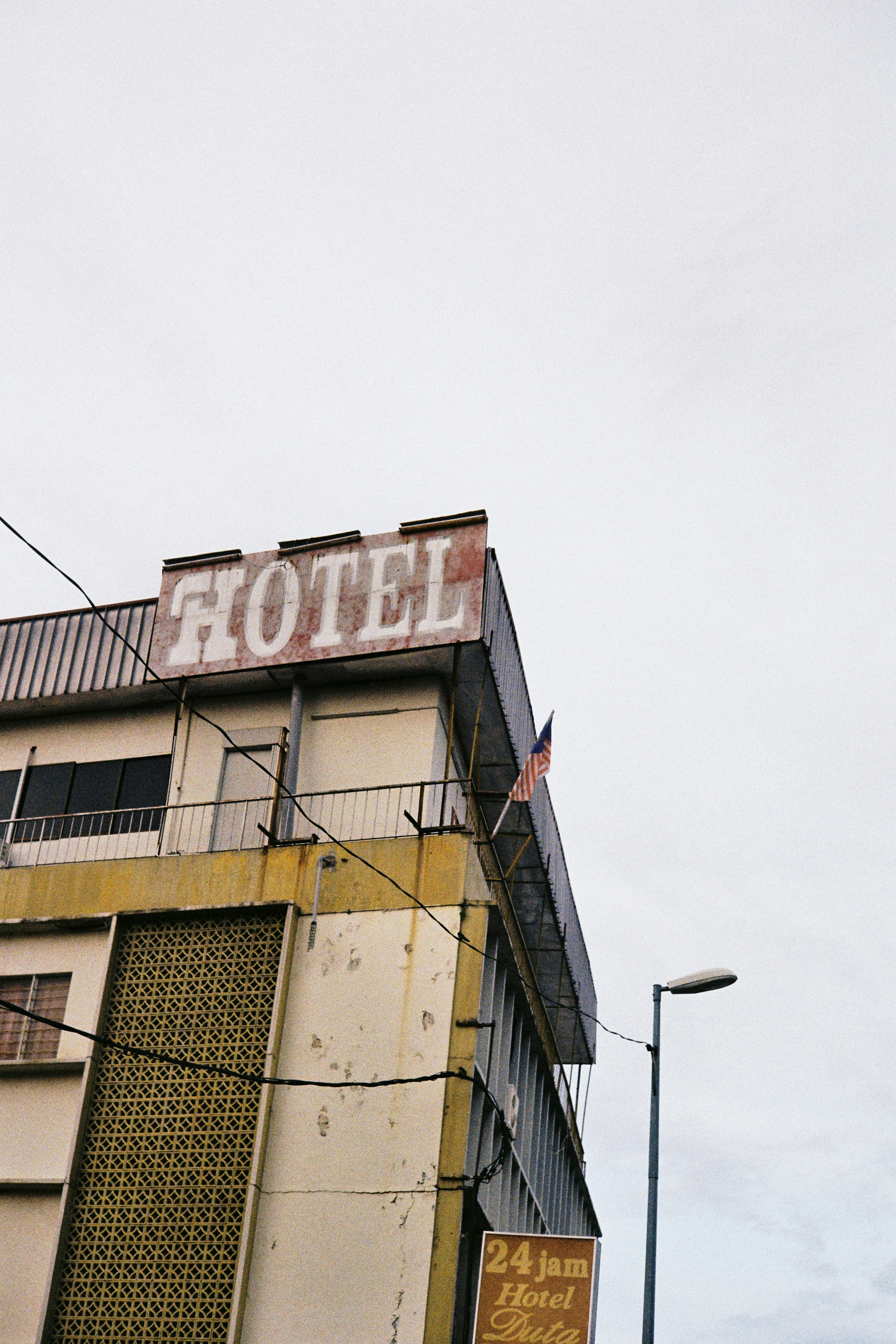 Tanda hotel lapuk di sebuah bangunan