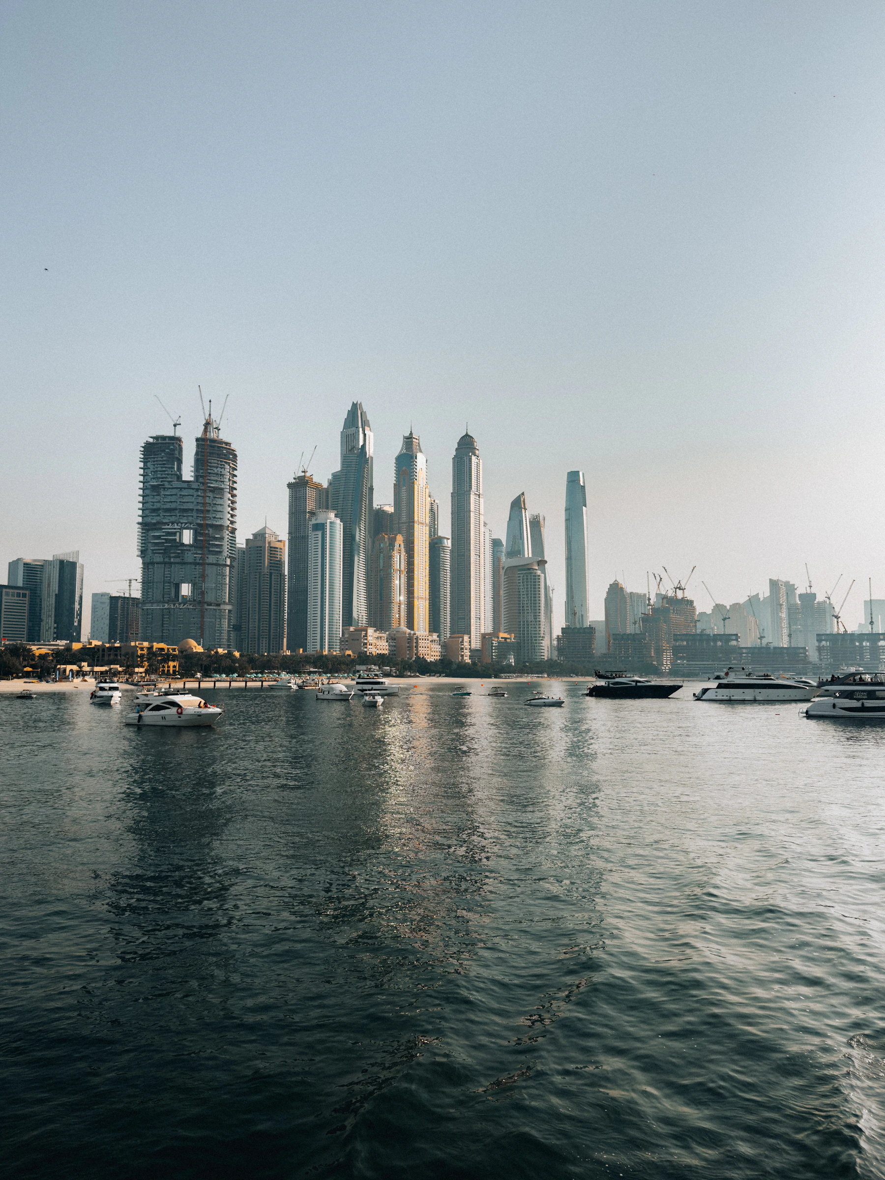 Высотная застройка и вода в Dubai Marina