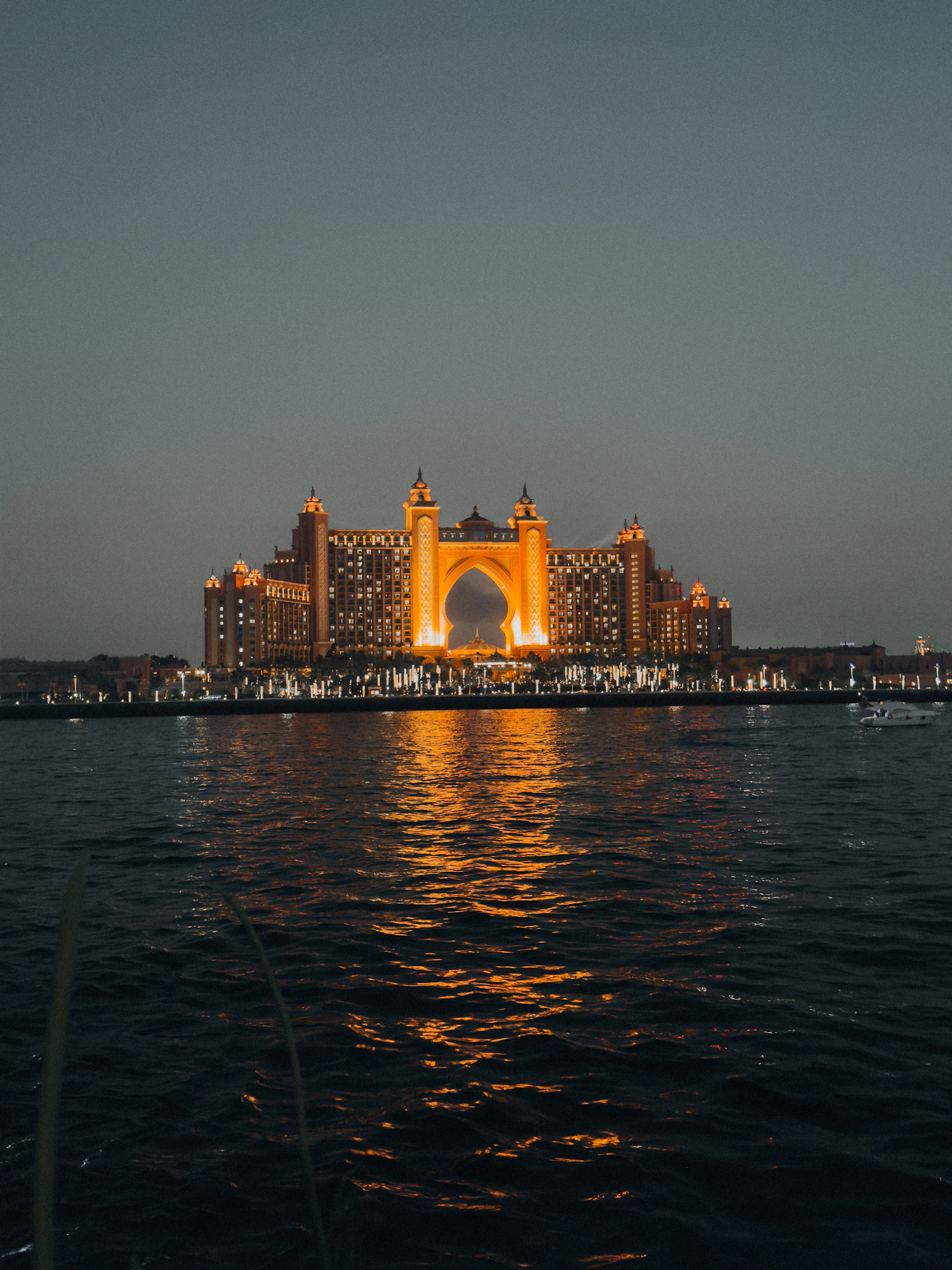 Atlantis The Palm bei Nacht mit Spiegelung im Wasser