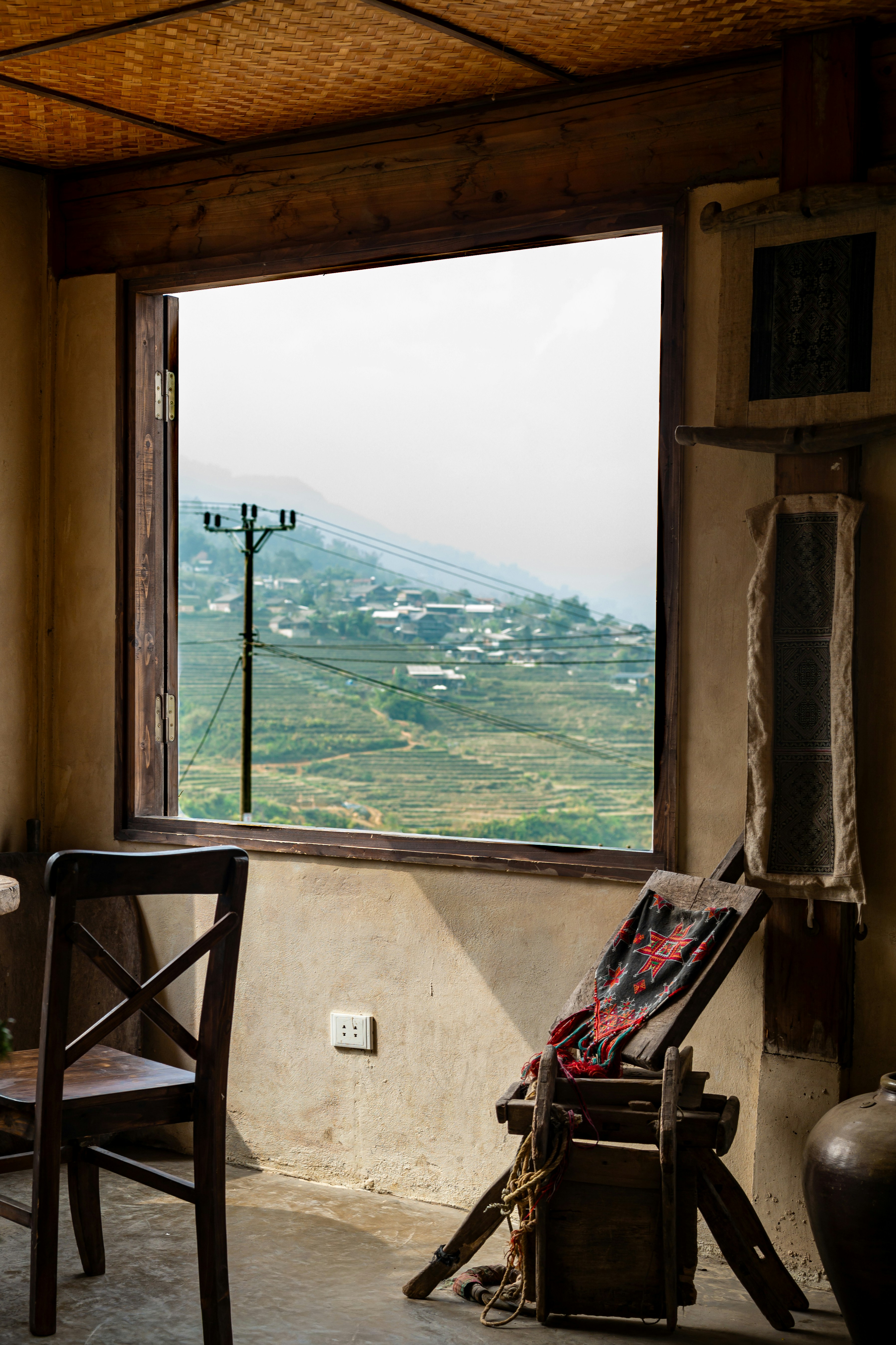 Vista di un villaggio e dei campi attraverso una finestra