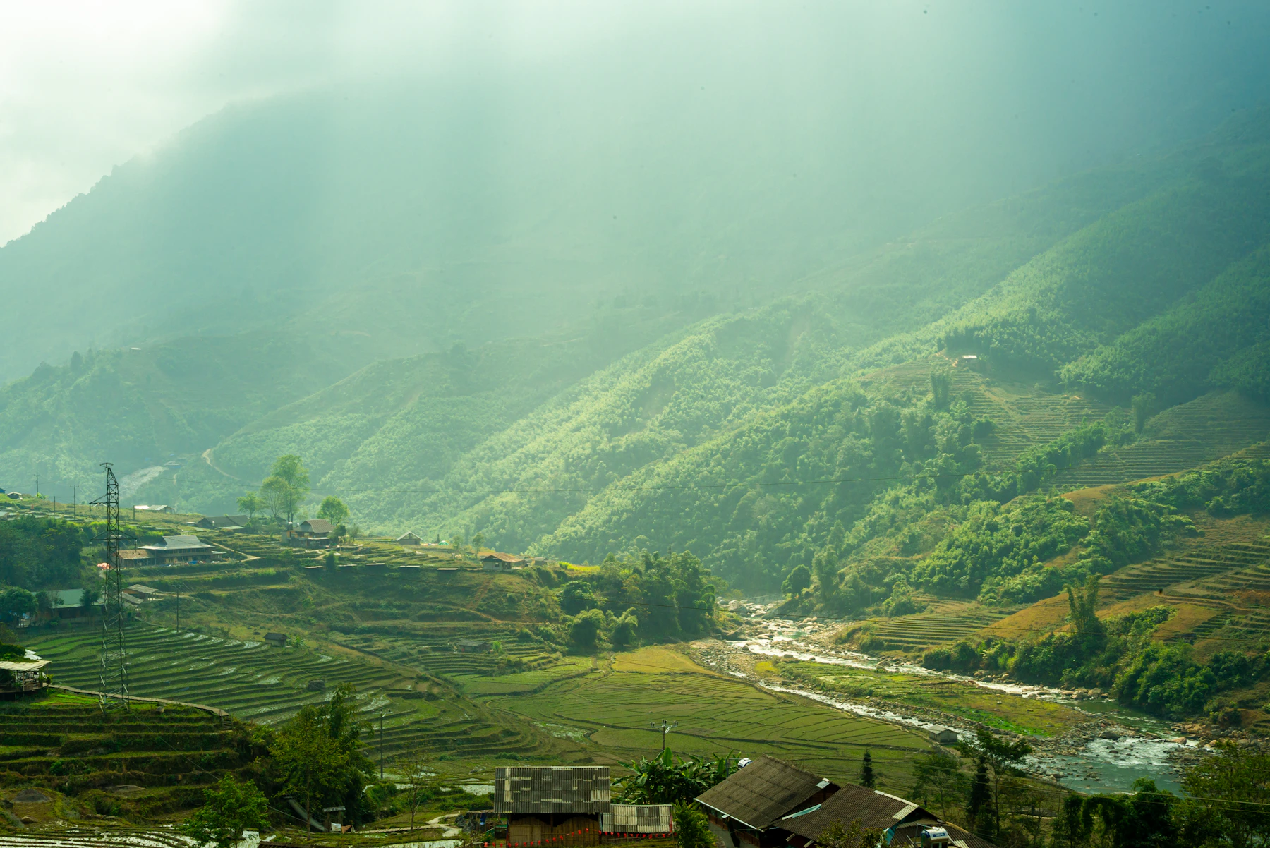 Thung lũng núi Tây Bắc trong sương sớm