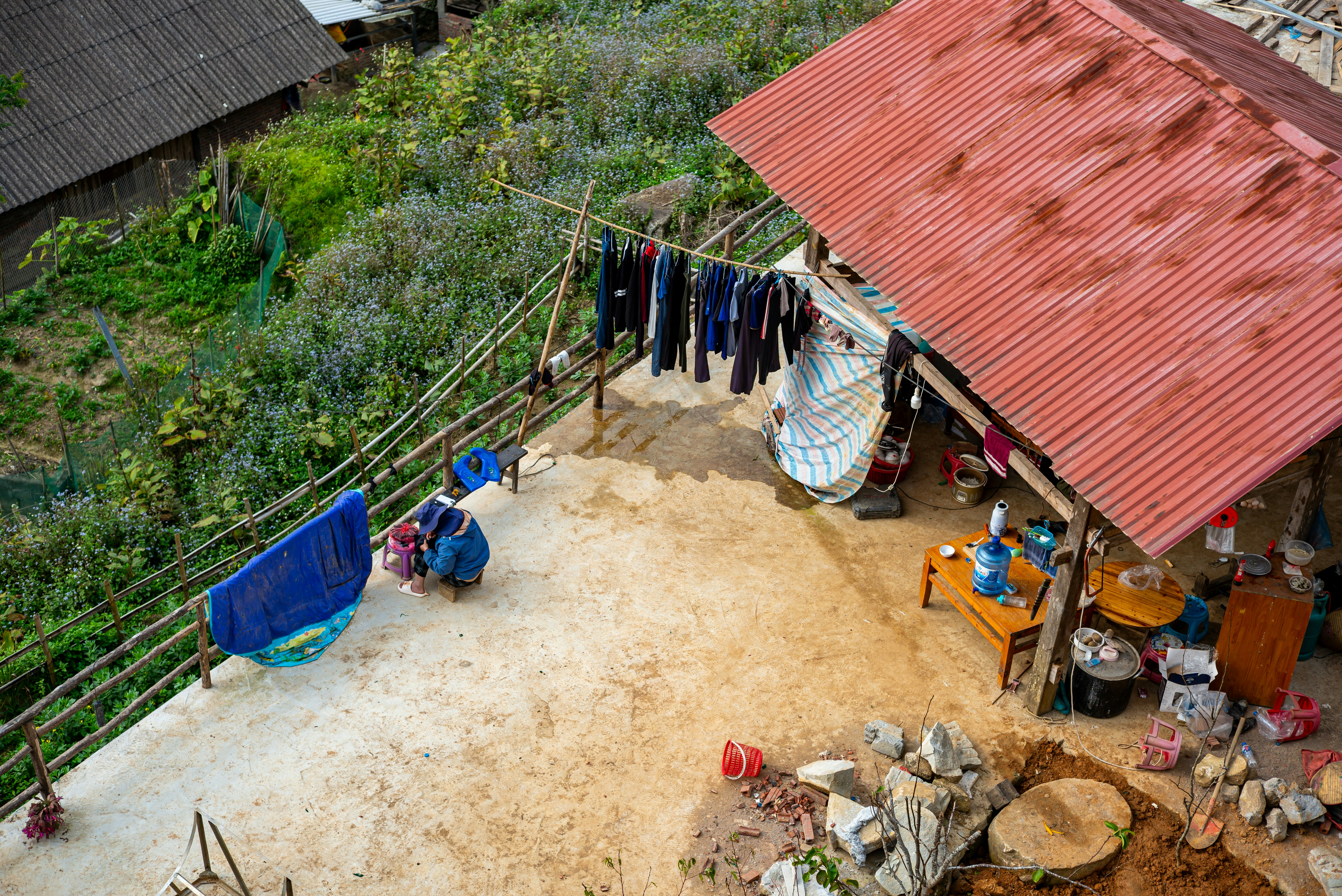 Ropa secándose en un tendedero fuera de una casa rural.