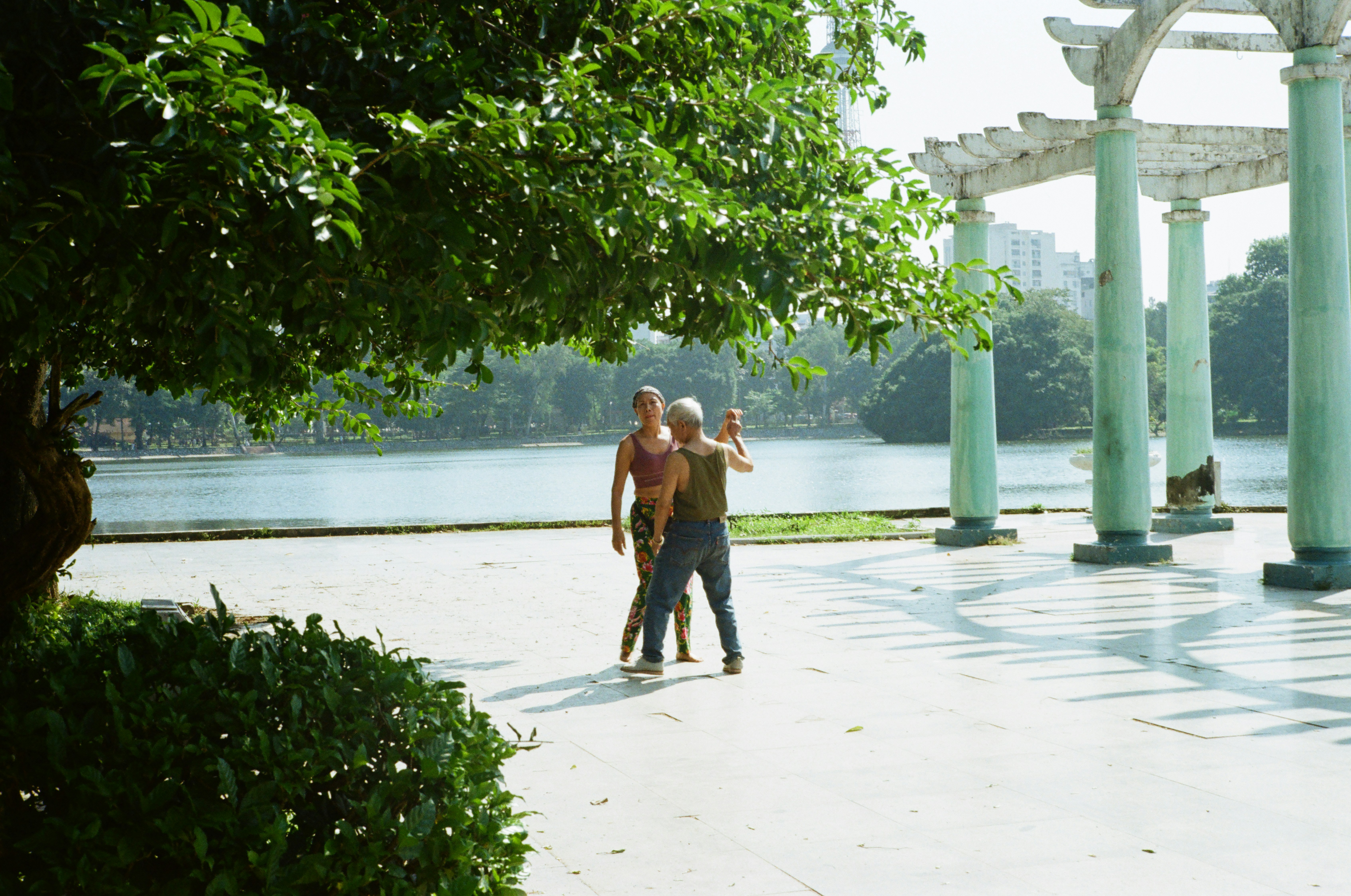 Familie nutzt Tablet-App zur Kommunikation mit Senioren