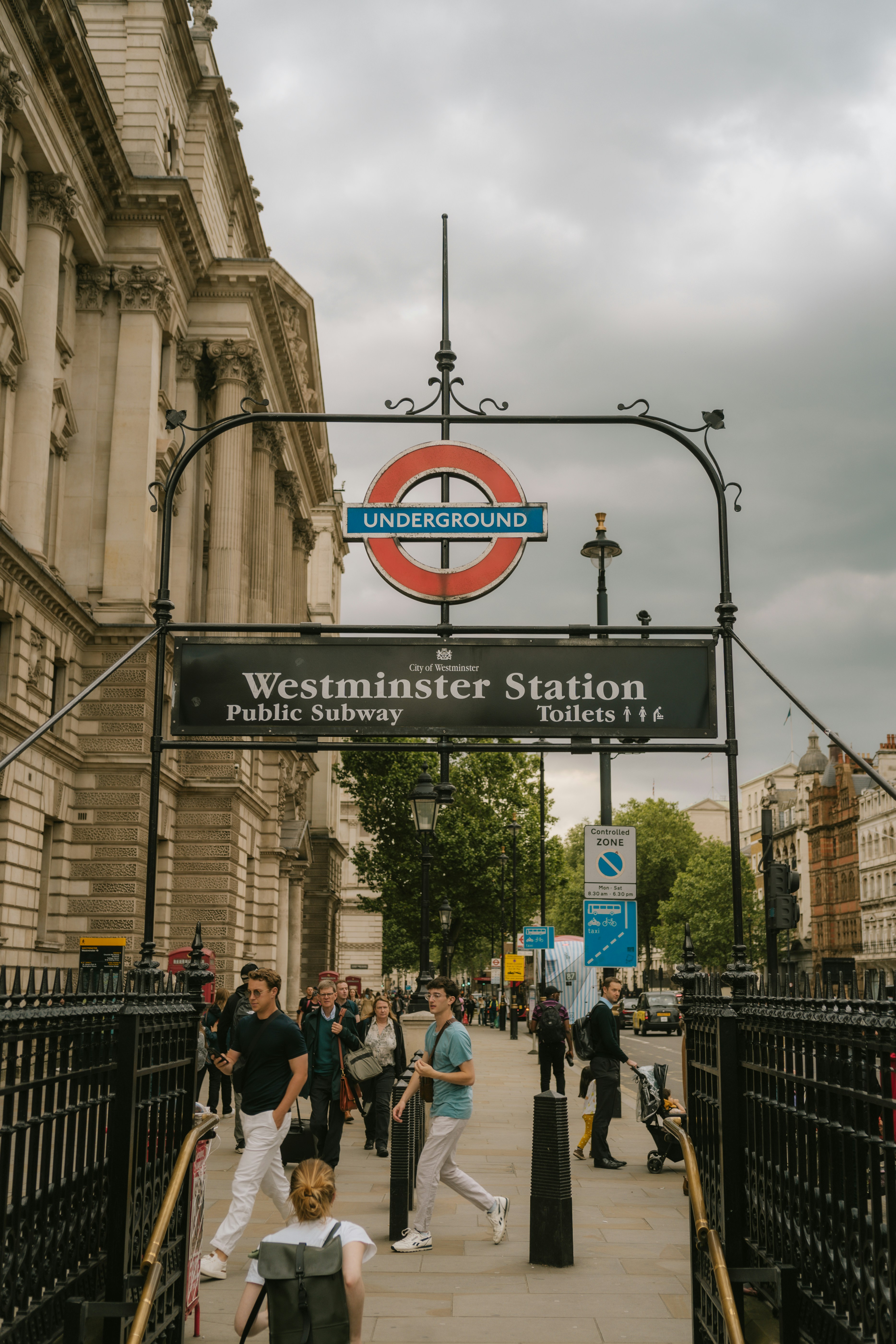 Orang-orang memasuki pintu masuk stasiun bawah tanah westminster