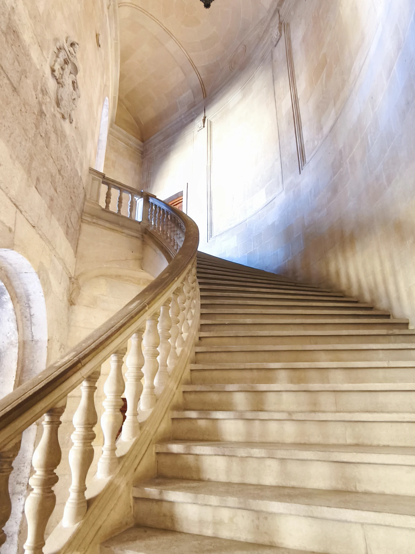 Escalier en pierre et balustrade d'un hôtel particulier parisien