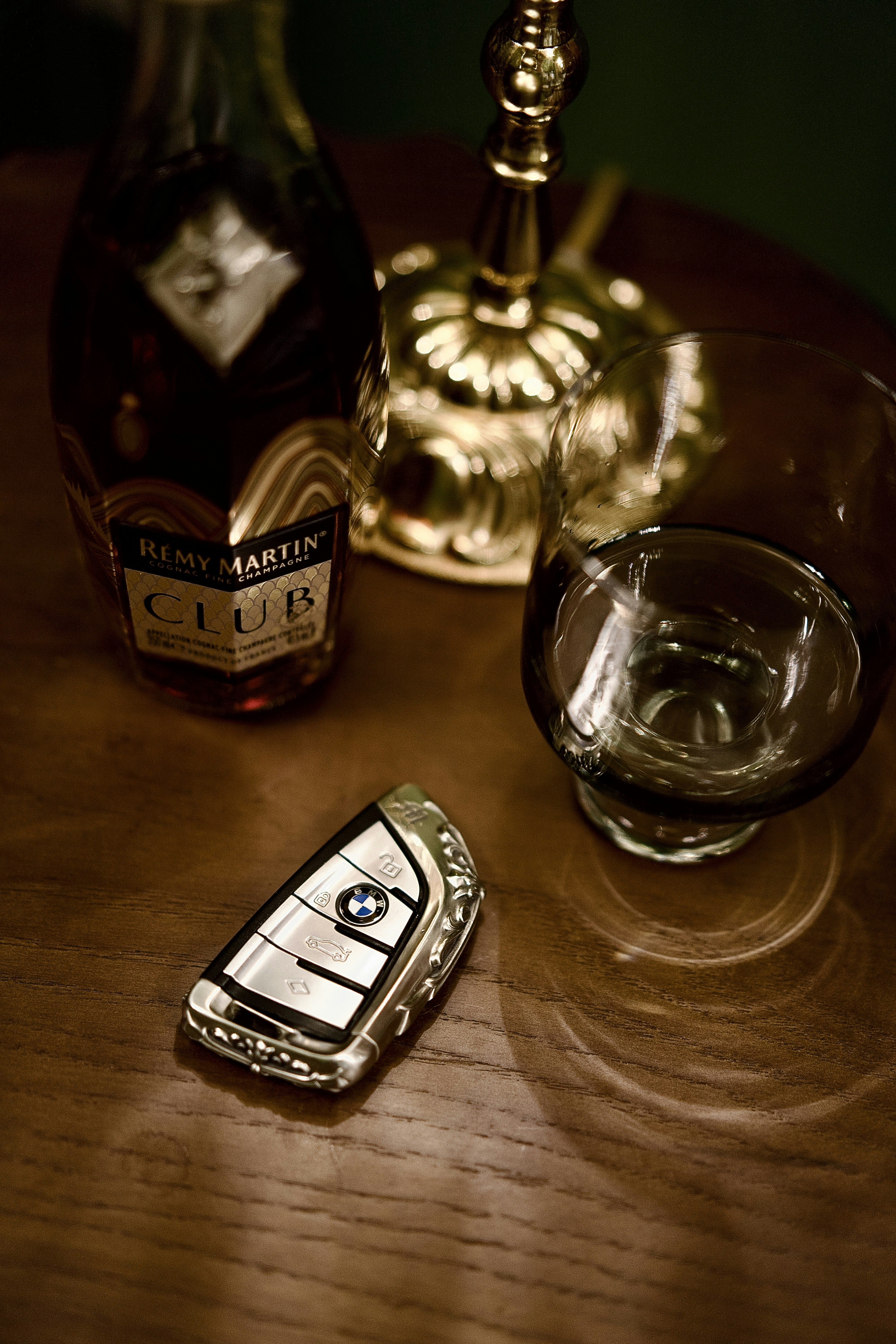 Sebotol remy martin, kunci mobil, dan gelas