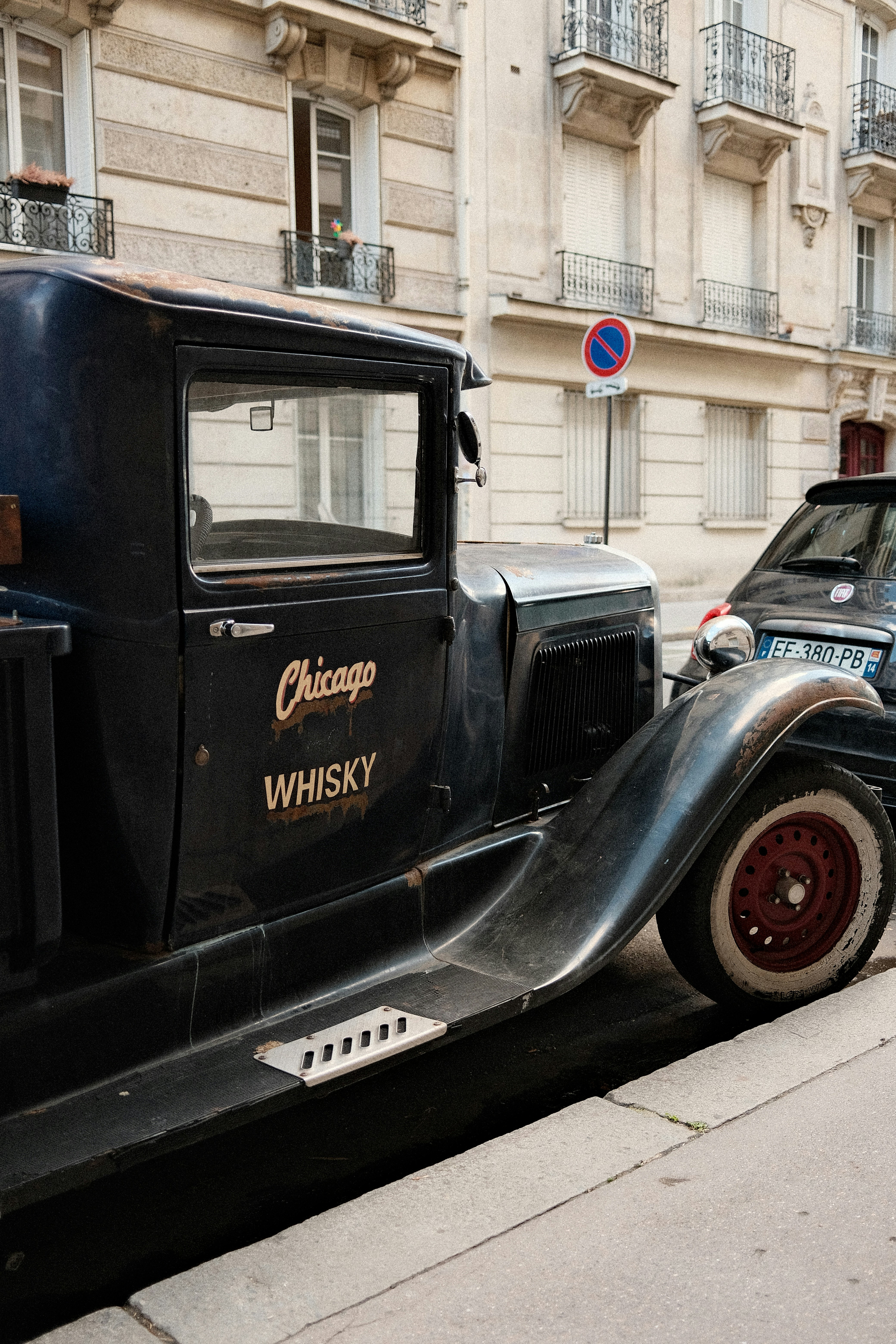 Carro preto vintage com texto "chicago whisky"