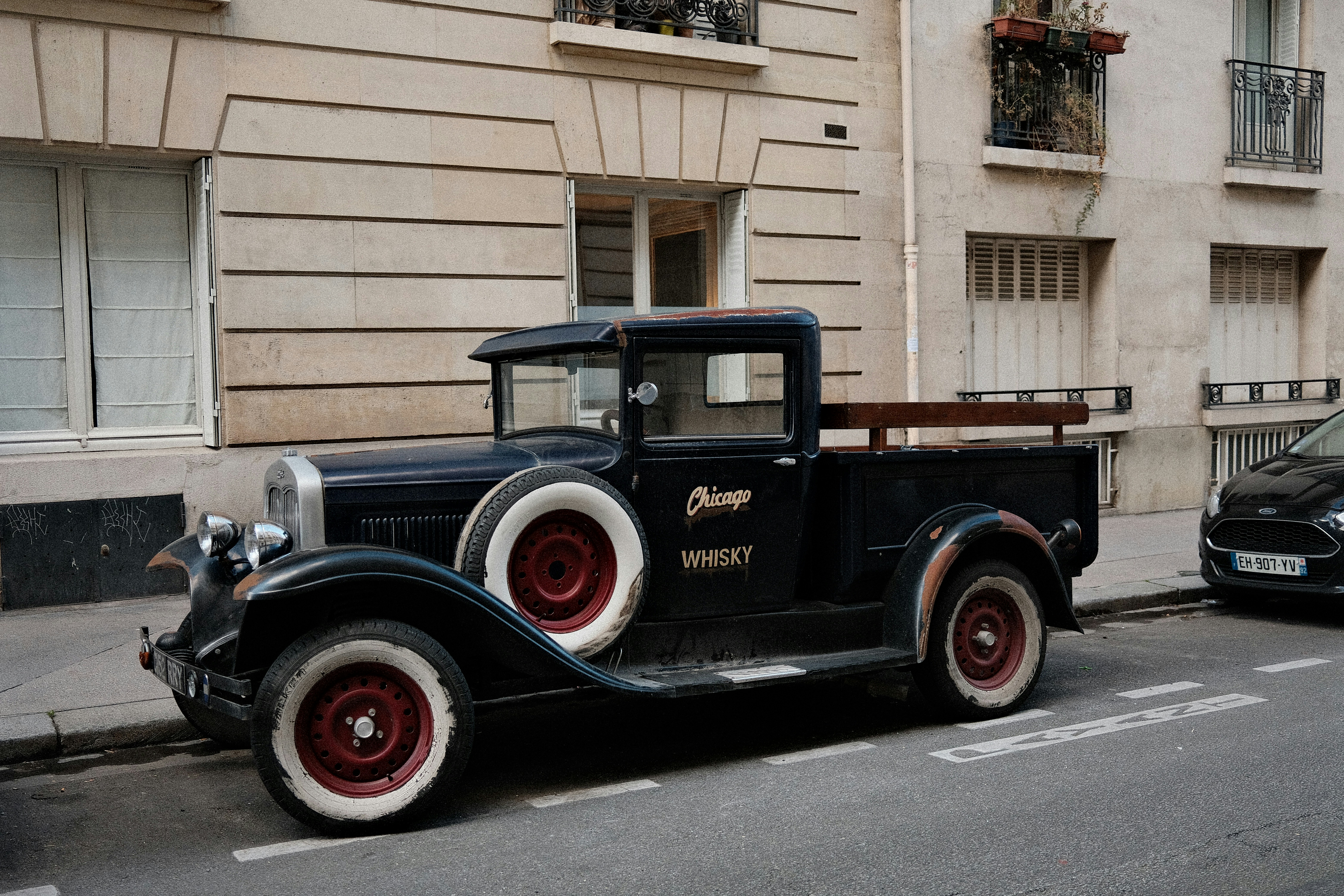 Caminhonete vintage azul escura estacionada na rua