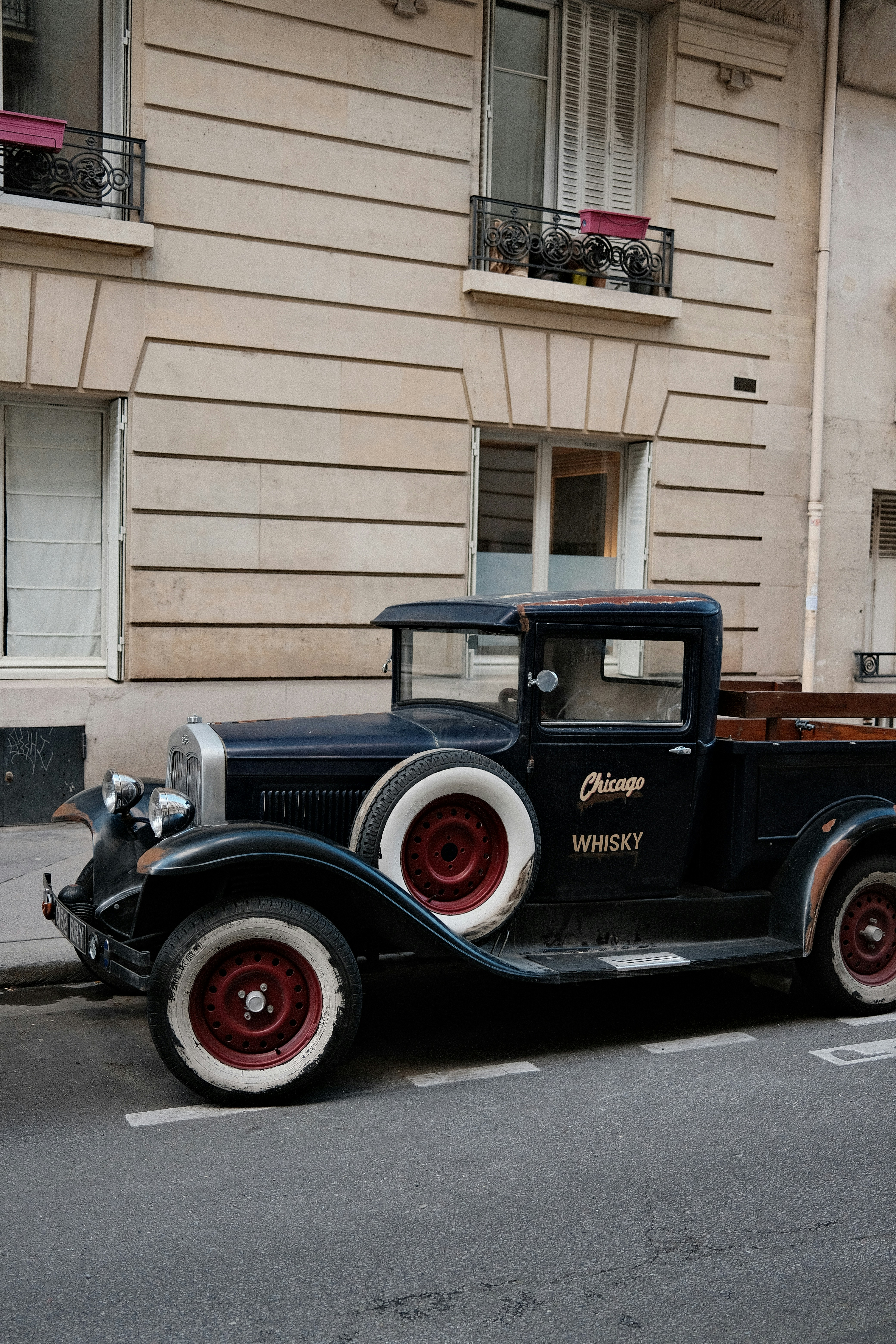Caminhonete preta vintage estacionada na rua da cidade