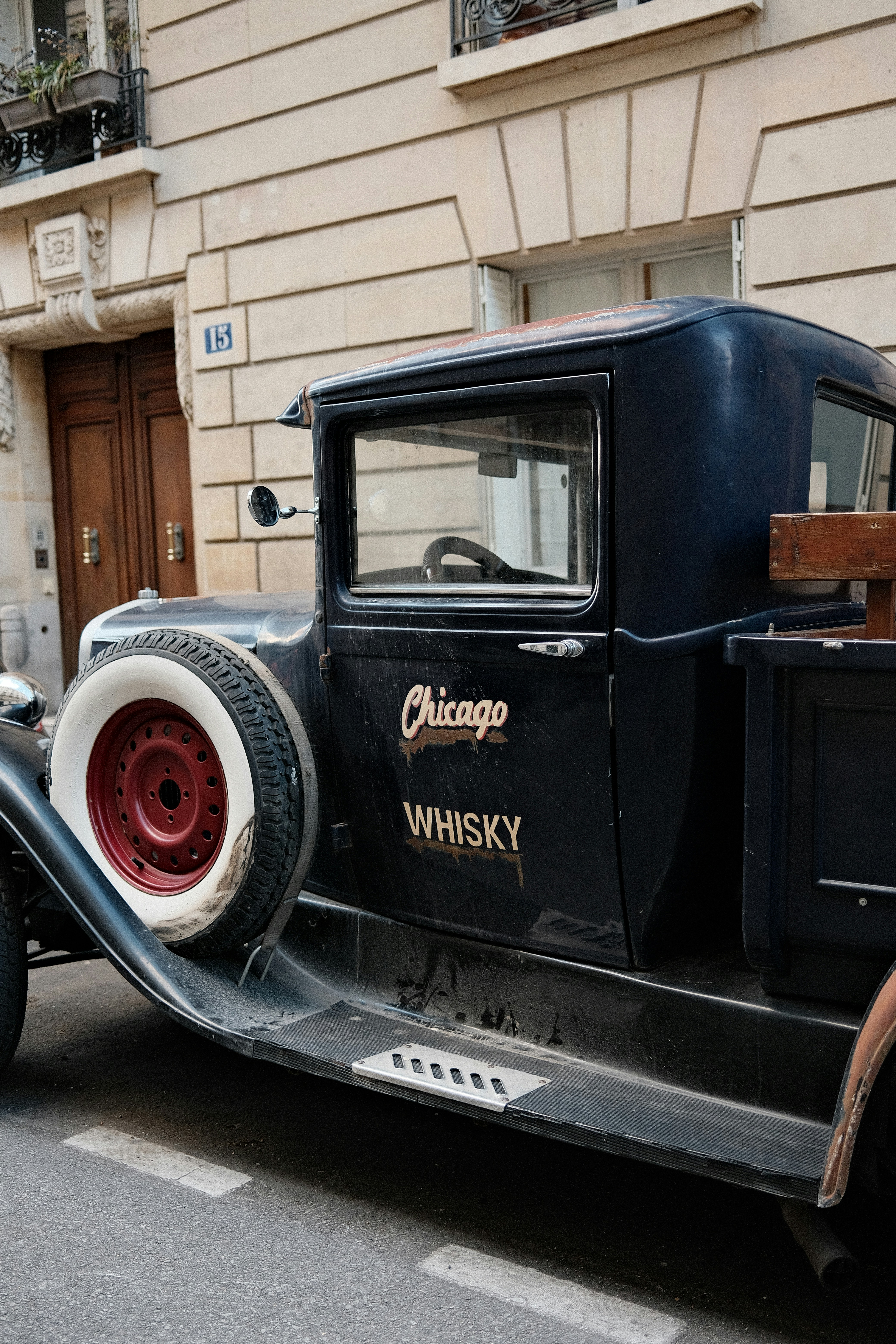 Caminhão preta vintage com texto "Chicago whisky".
