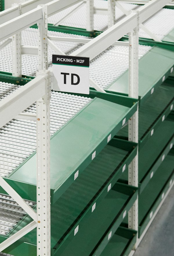 Anaqueles vacíos con señalización de ubicaciones en un almacén, escenario del marketing para centros de distribución en México
