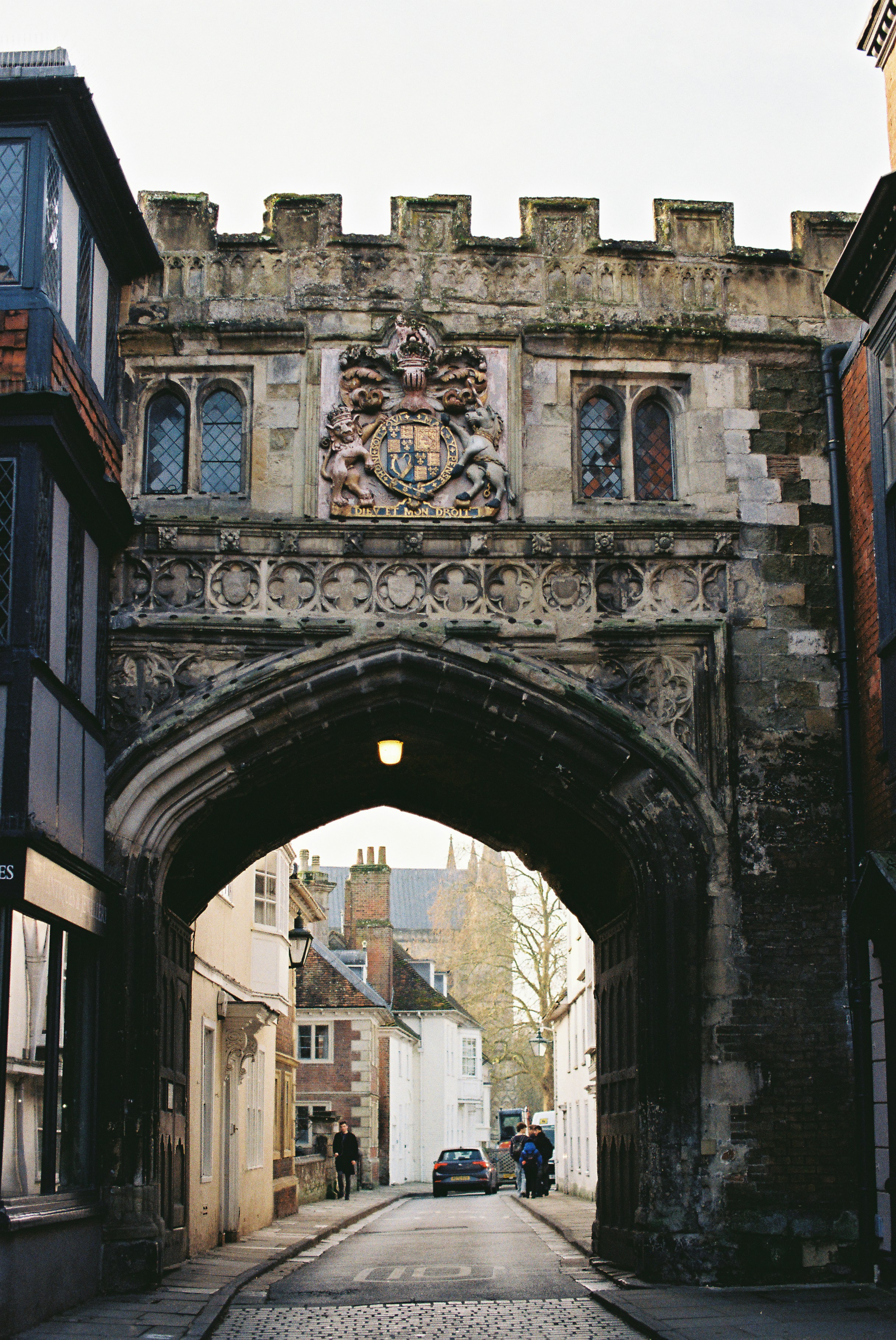 Historischer Steinbogen mit Wappen über der Straßenansicht