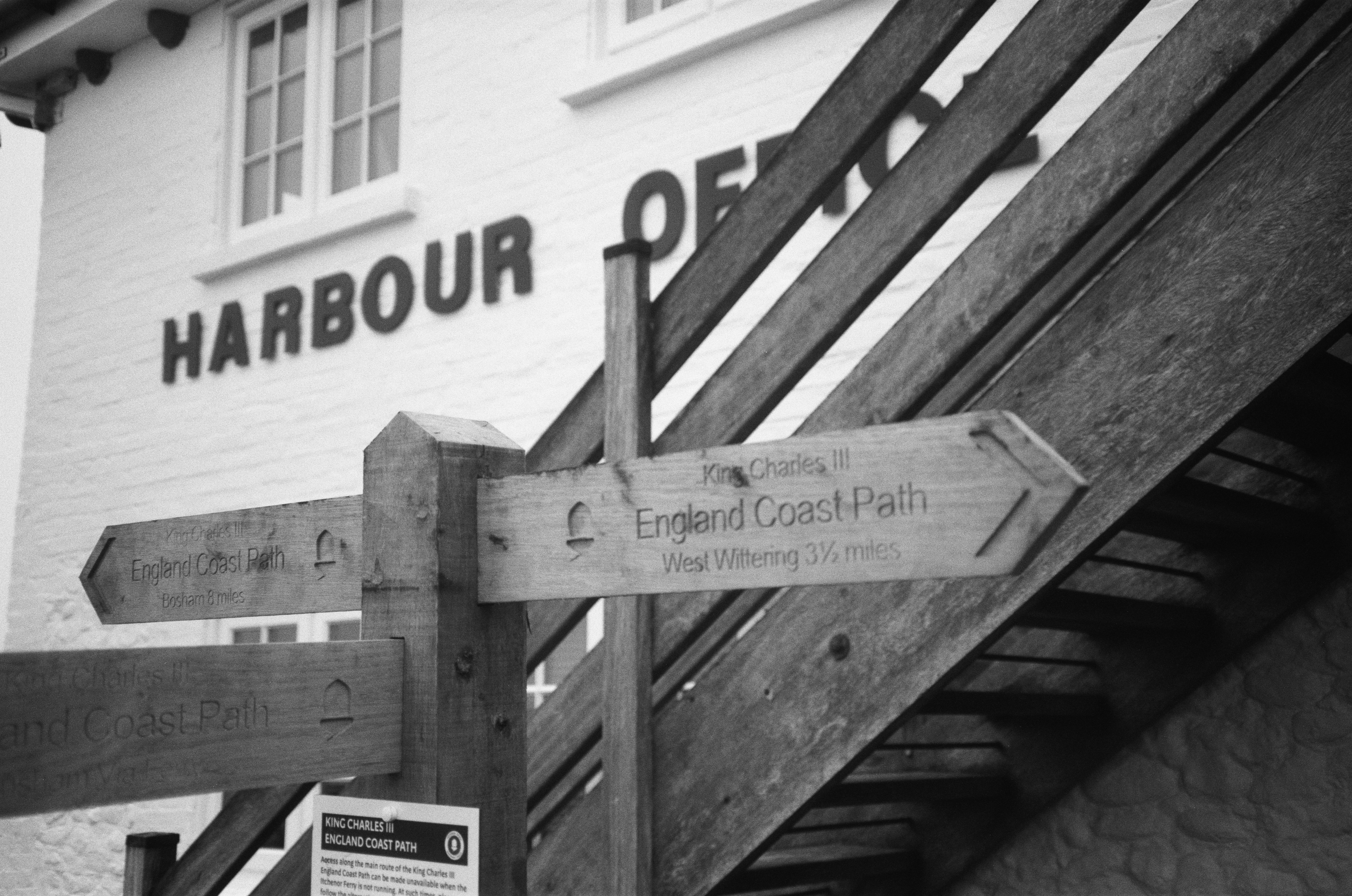 Holzschildpfeil, der in Richtung England Coast Path zeigt.