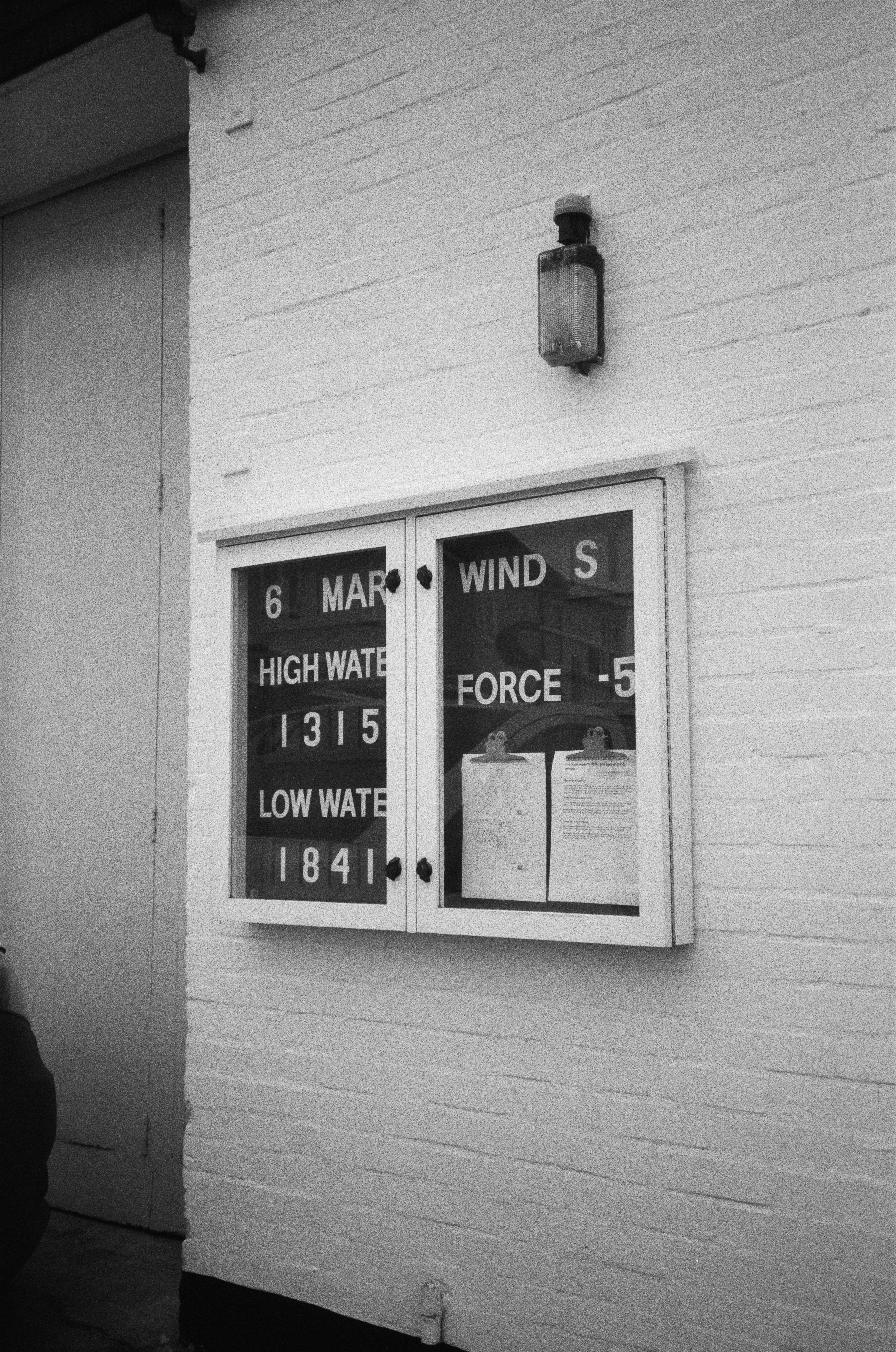 Gezeitenzeiten und Windstärke werden an einer Anschlagtafel angezeigt.