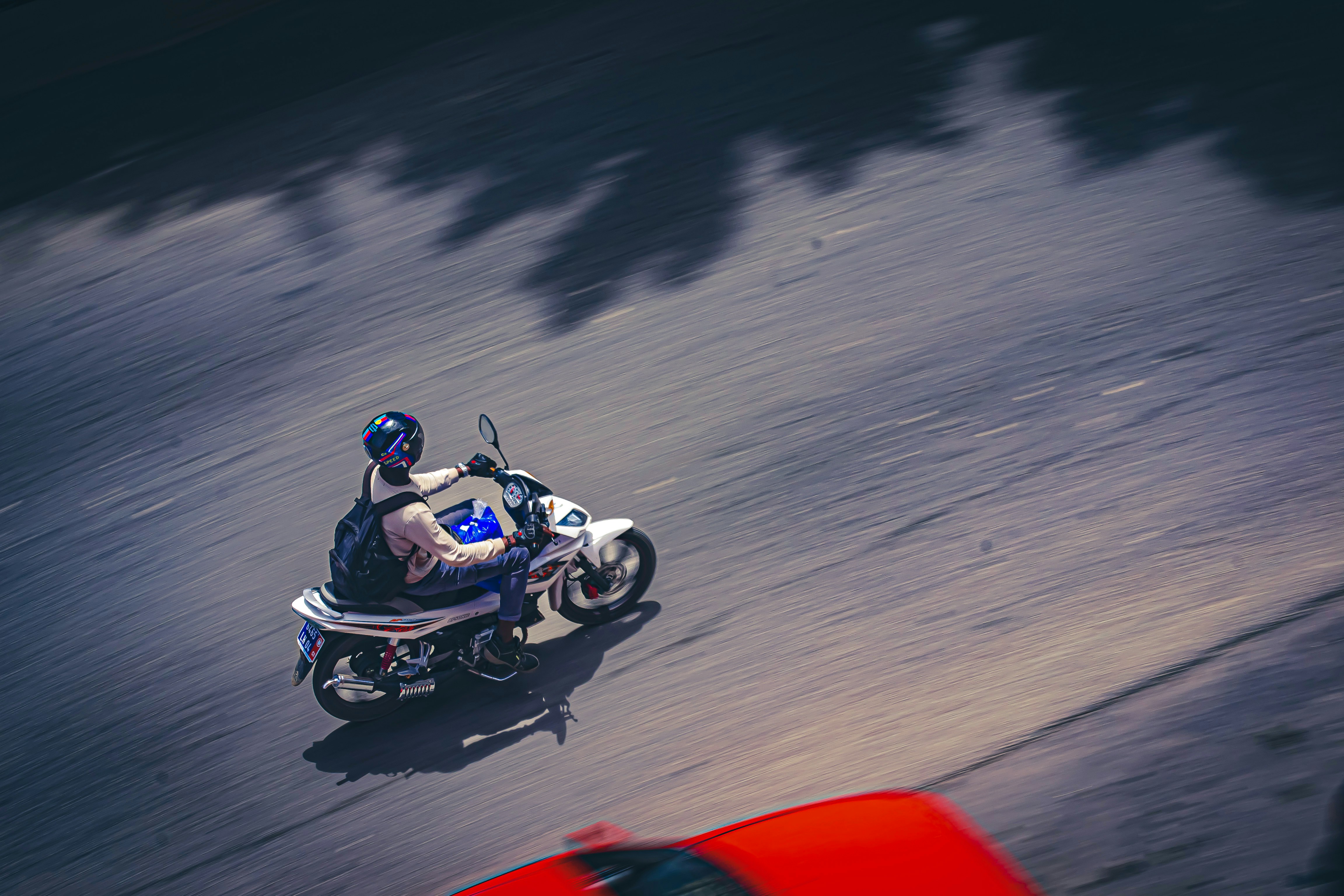 Persona que va en patinete por una carretera