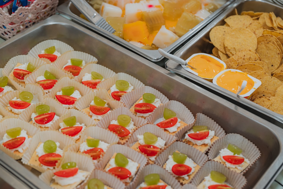 Petits canapés avec fromage, tomates et raisins