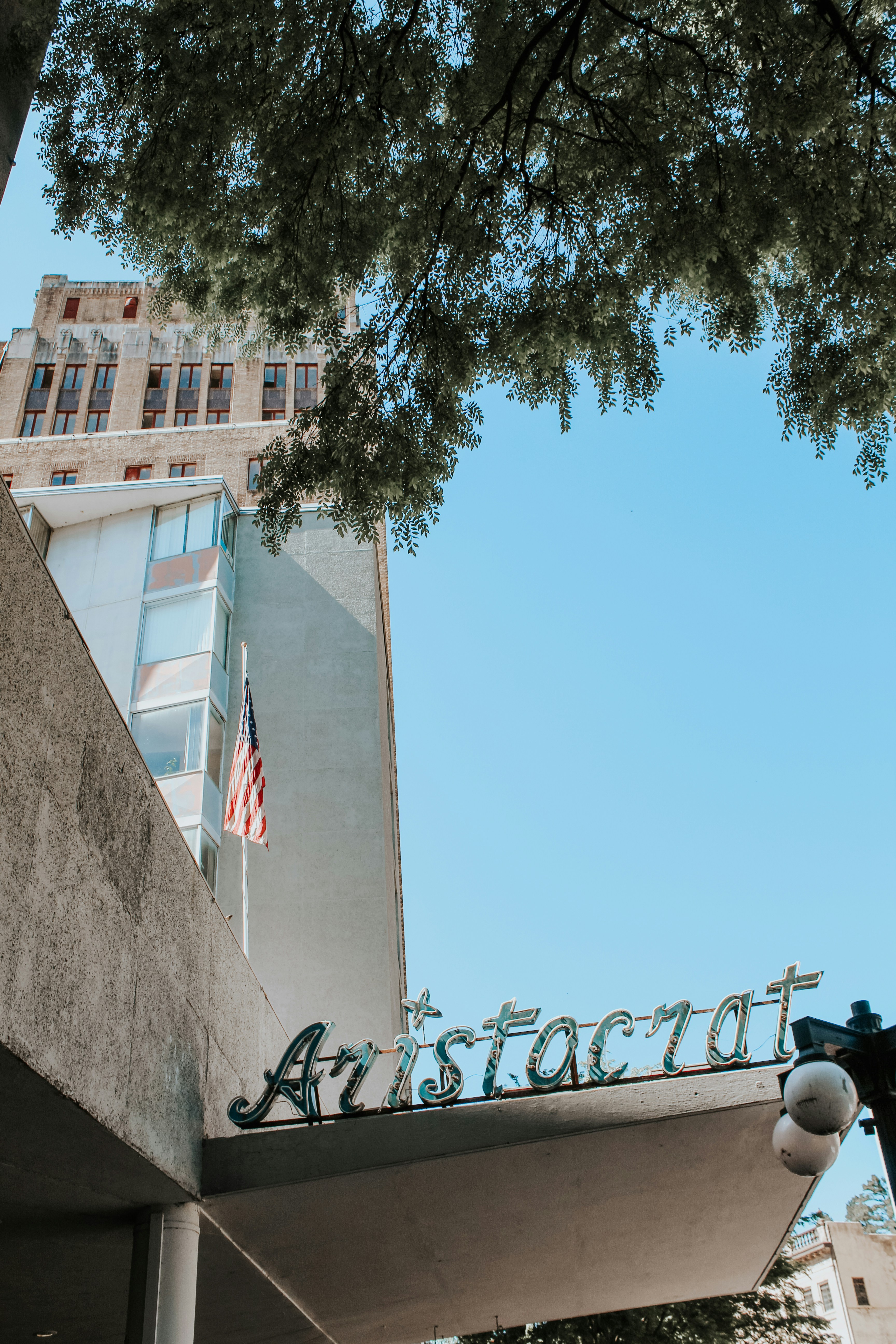 Gebäude mit Adelsschild und amerikanischer Flagge