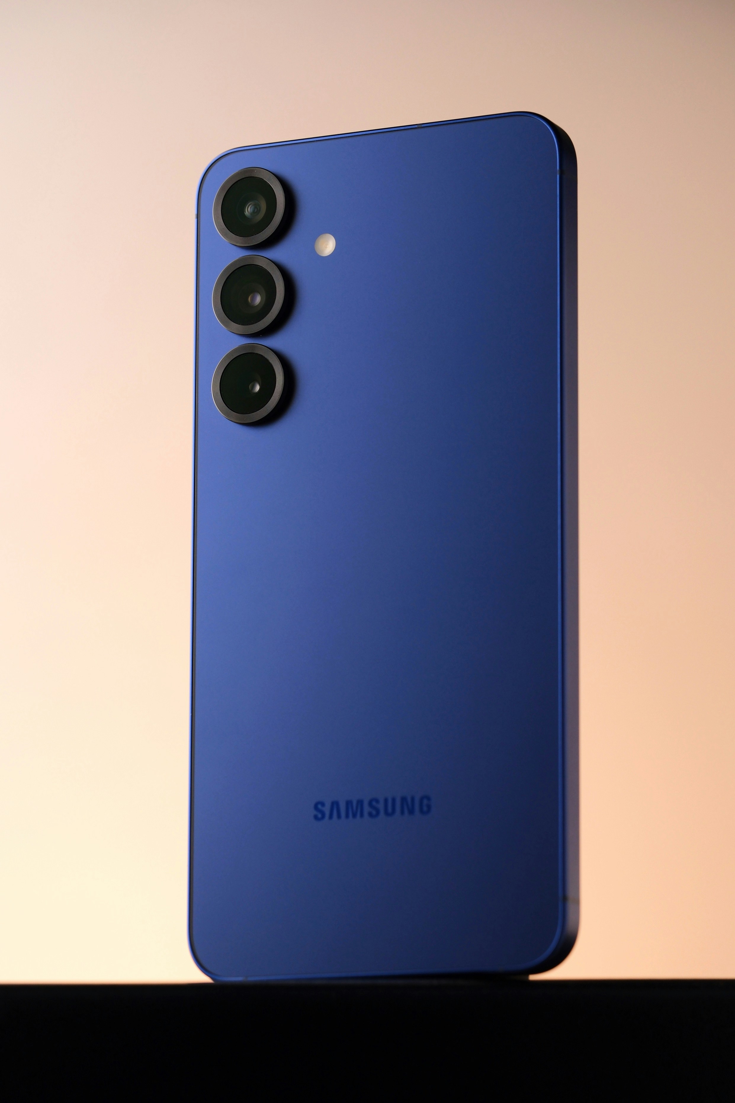 Smartphone Samsung azul con tres cámaras