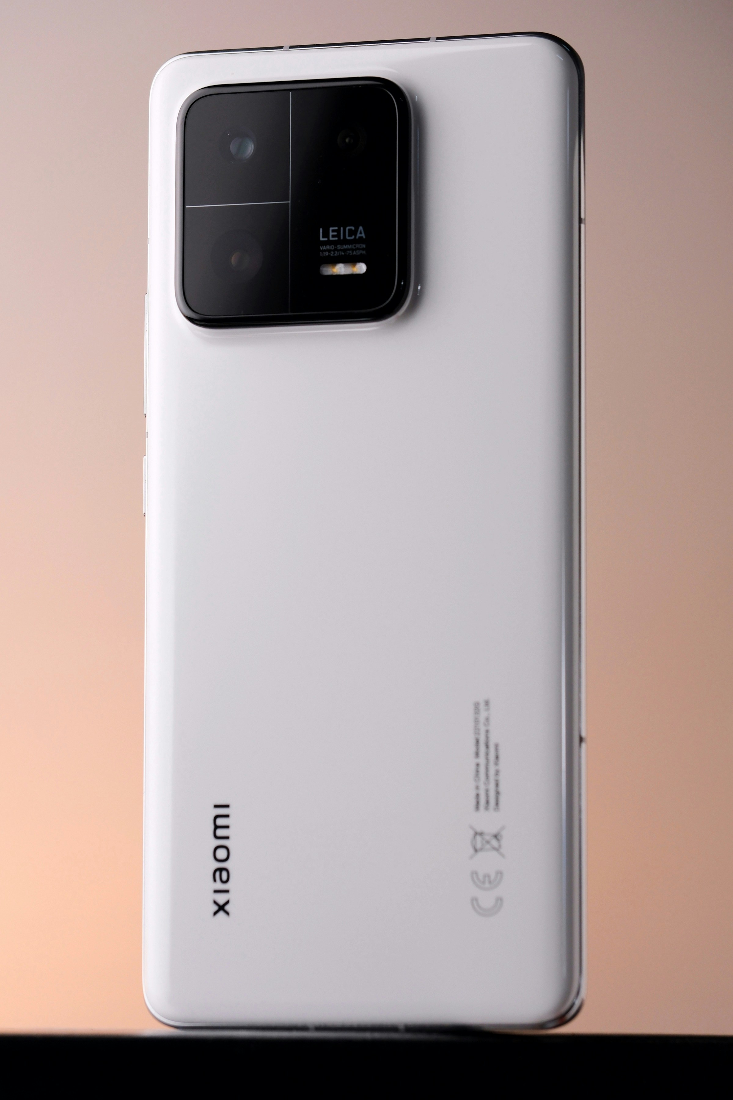 Smartphone branco com sistema de câmera tripla