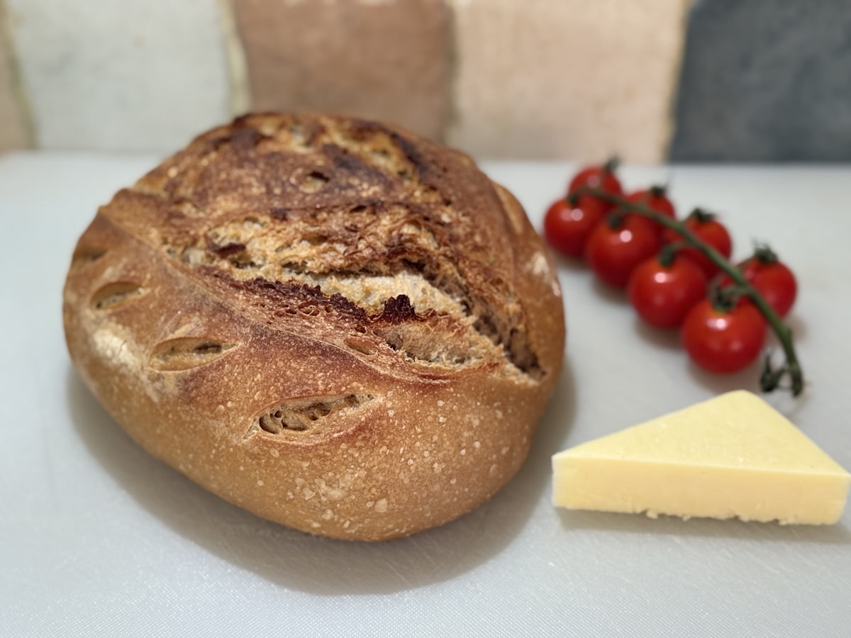 Pain croustillant avec fromage et tomates cerises