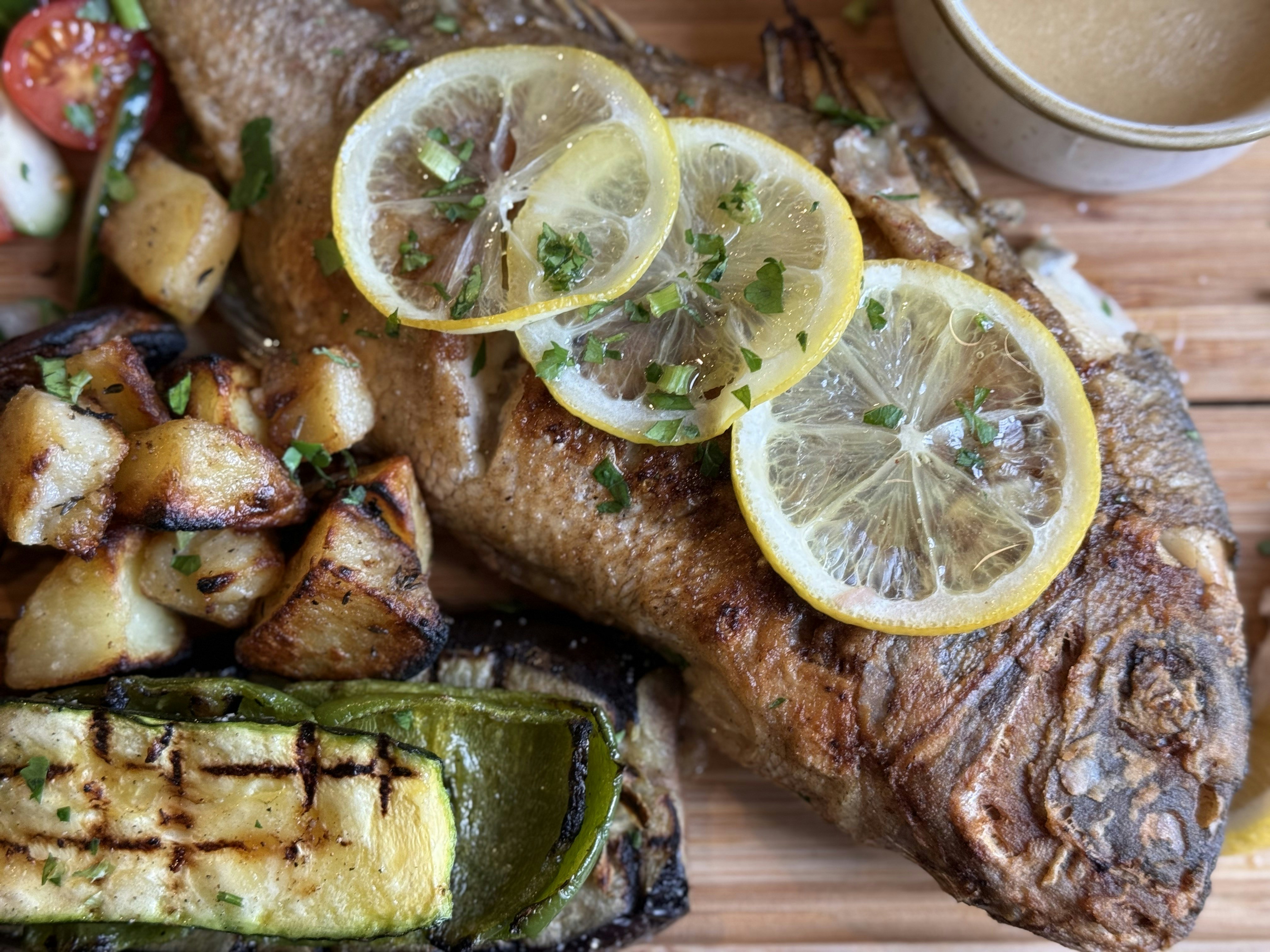 Prato equilibrado com peixe grelhado e vegetais coloridos