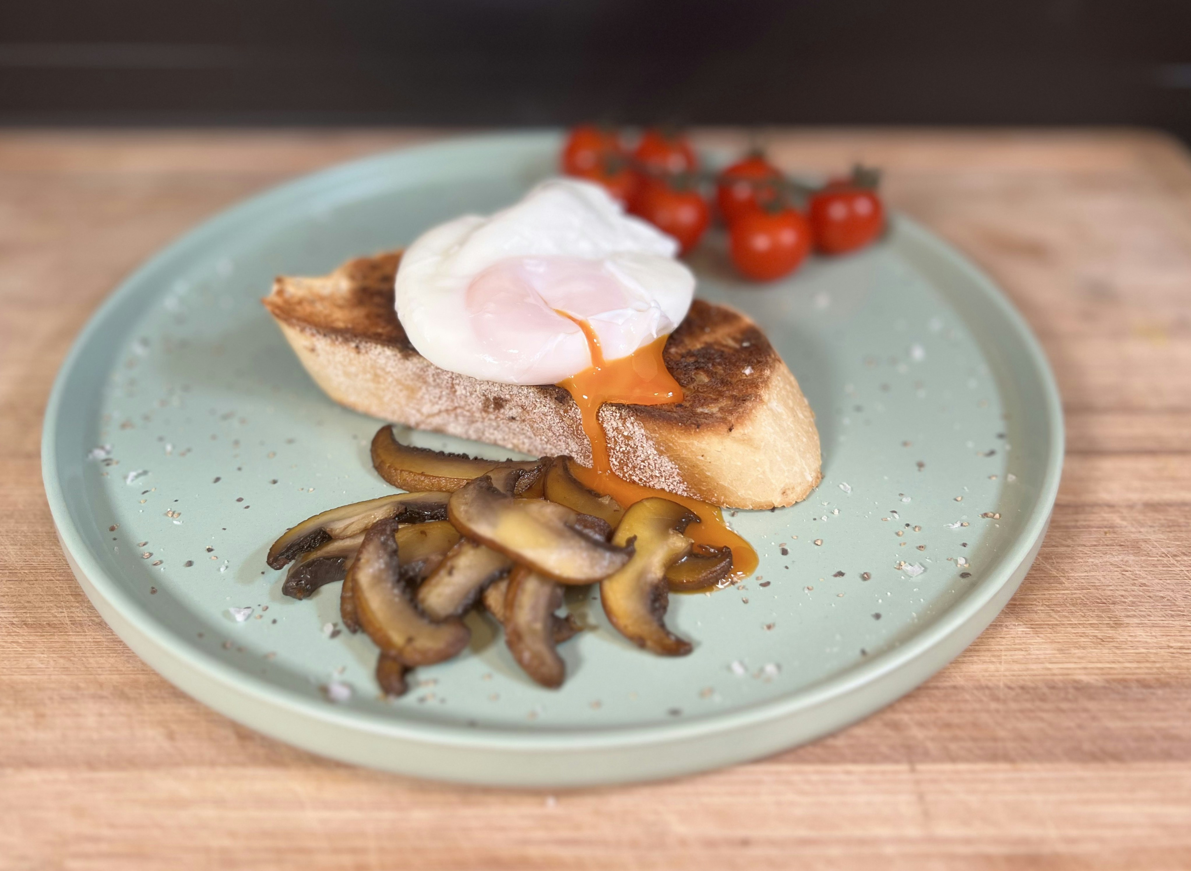 Tortilla de Claras con Champiñones Portobello, Queso Cottage y Ciboulette