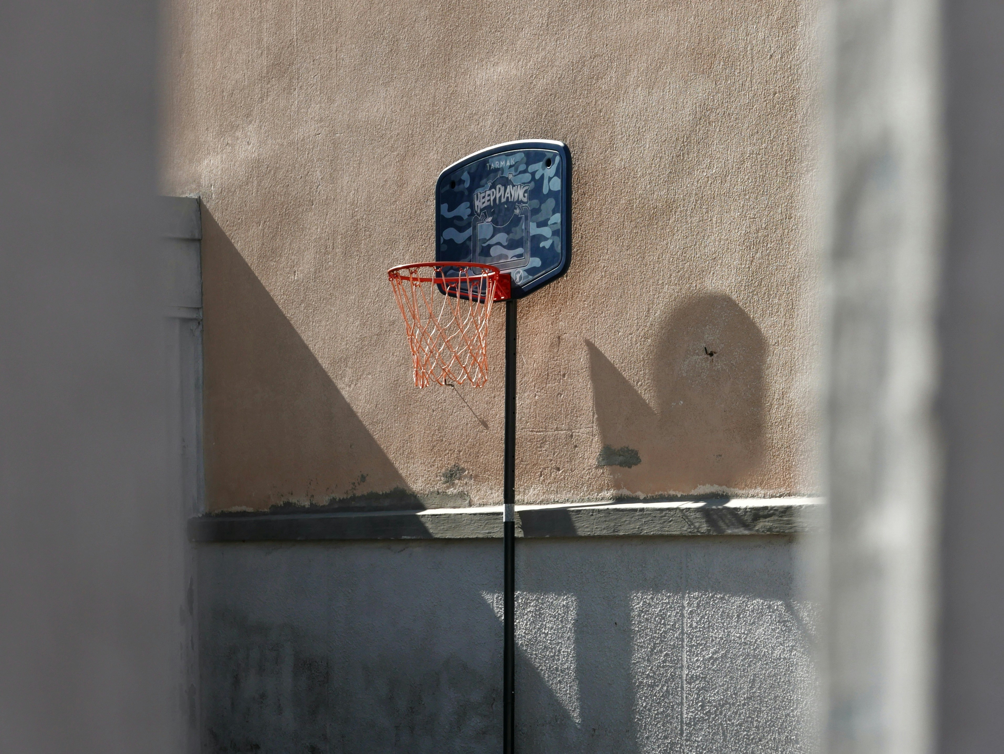 Pizarra táctica de baloncesto con jugadas dibujadas