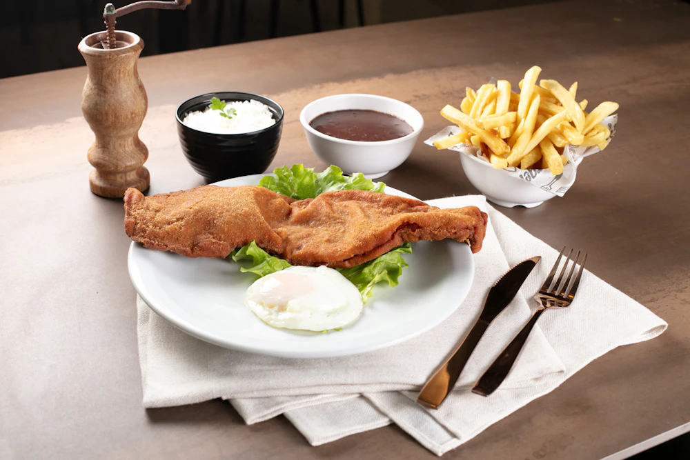 Knusprig paniertes Schnitzel mit Beilagen