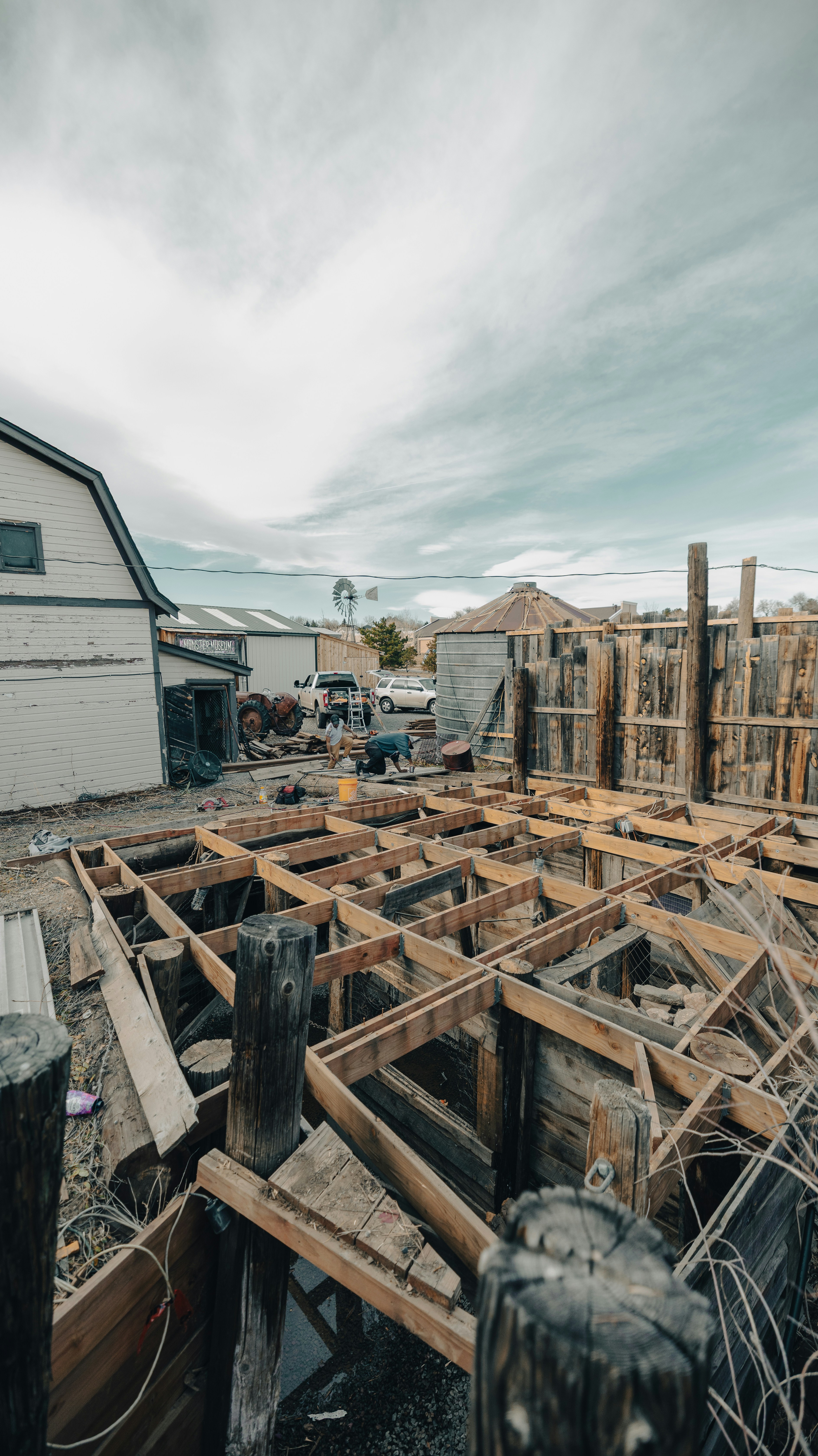 Holzkonstruktion im Bau auf einem Bauernhof