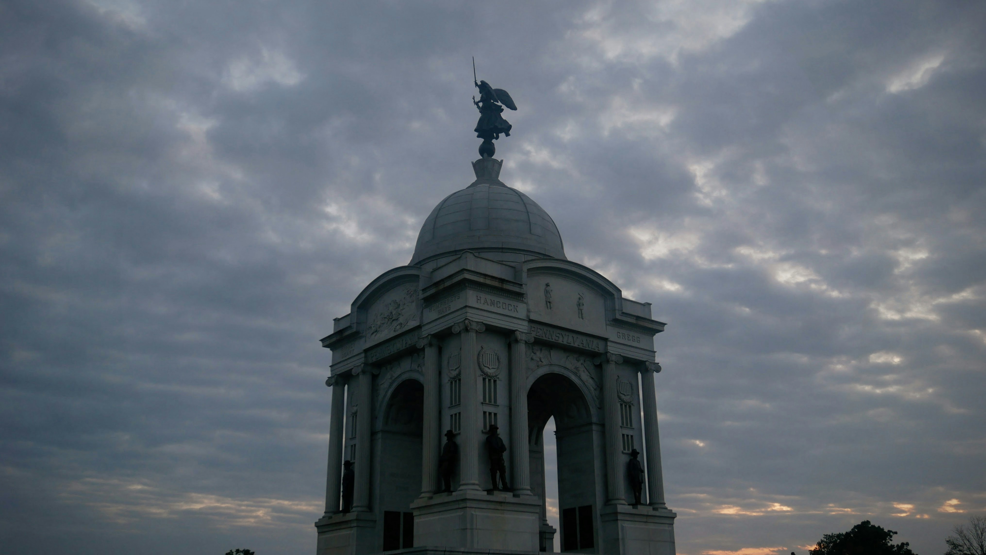 historic battlefield monument, wallpaper, Sejarah Pertempuran Surabaya: Perjuangan Heroik 10 November 3