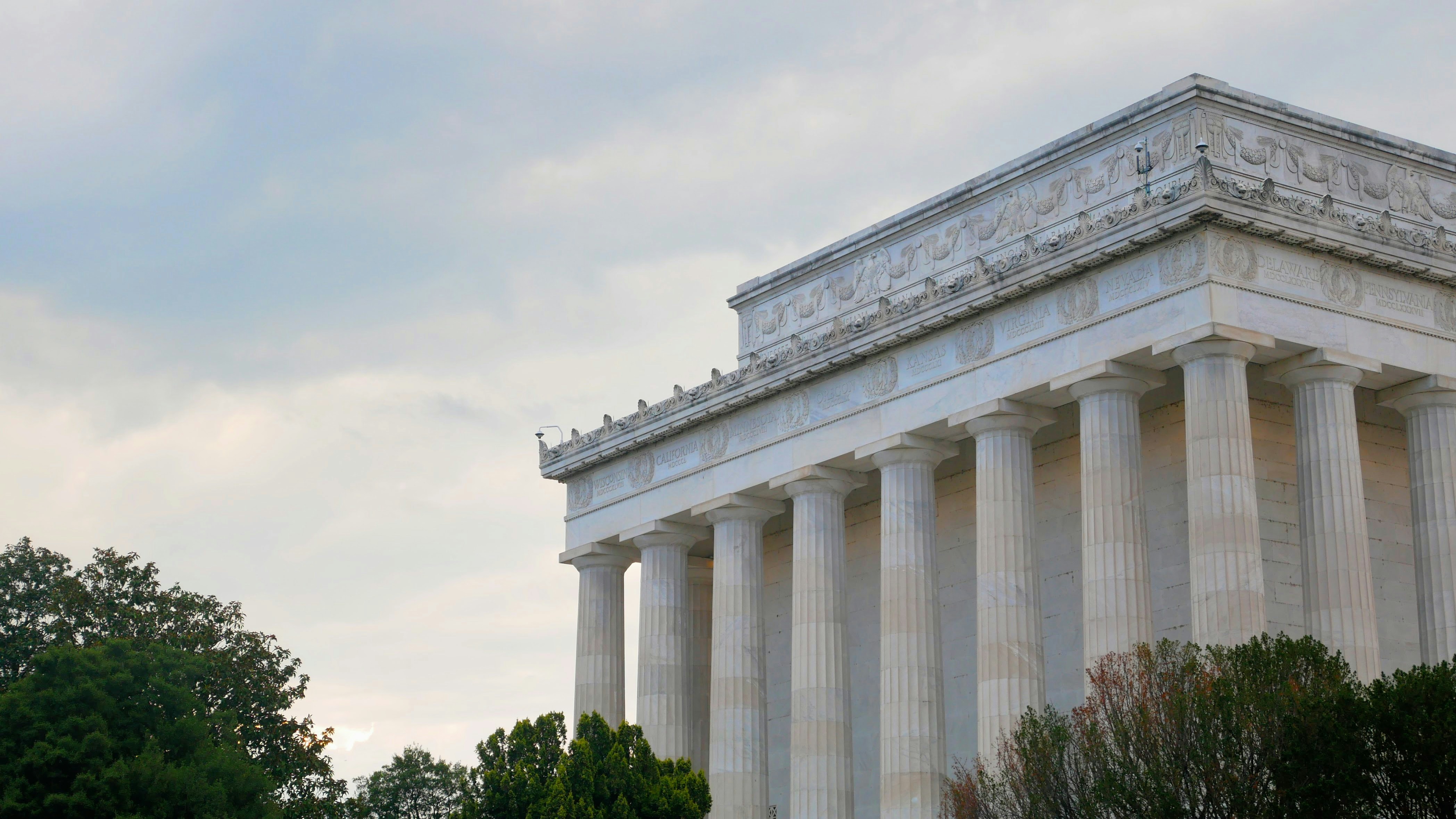 The lincoln memorial building with trees and sky.