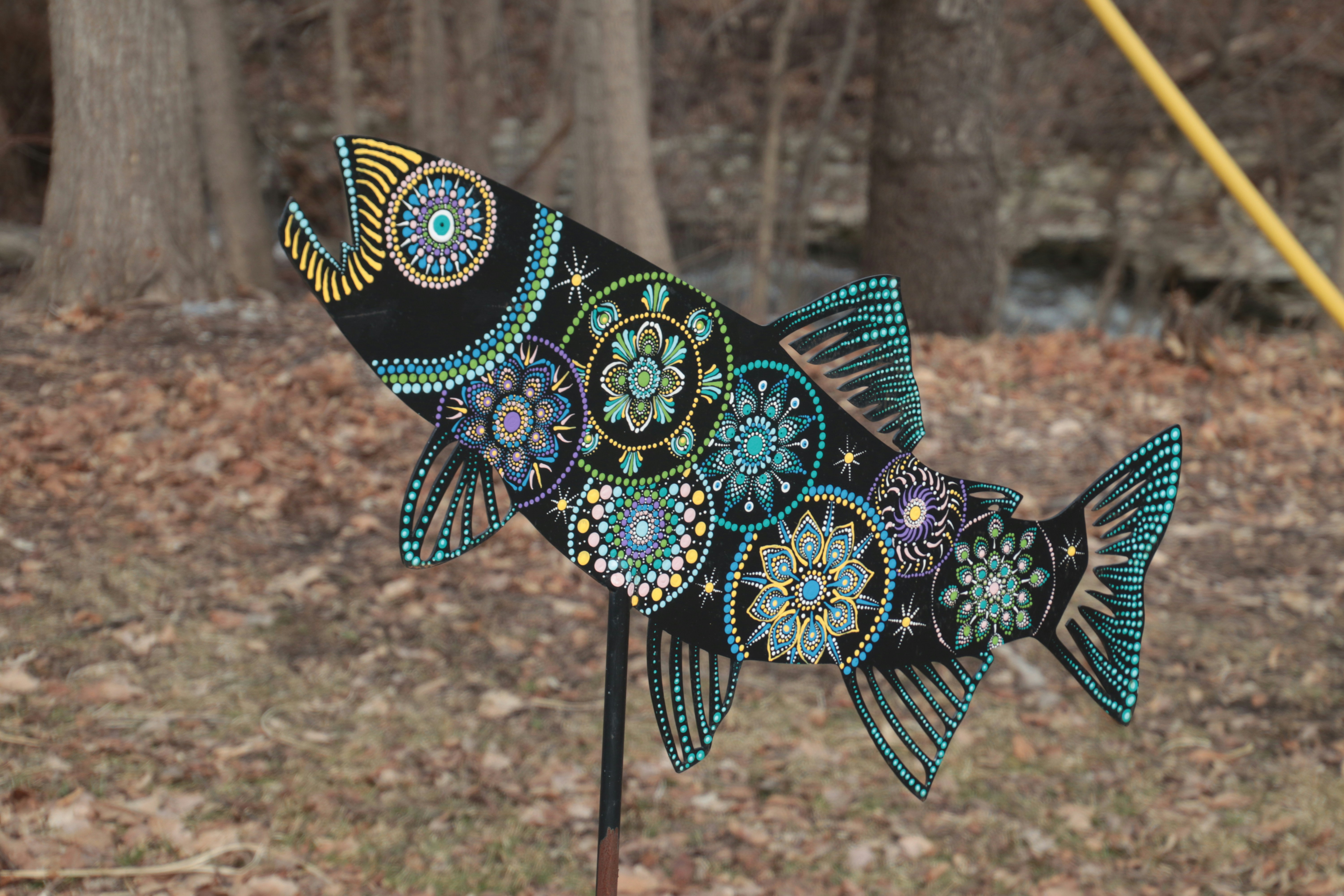 다채로운 만다라 무늬가 있는 장식 물고기 예술