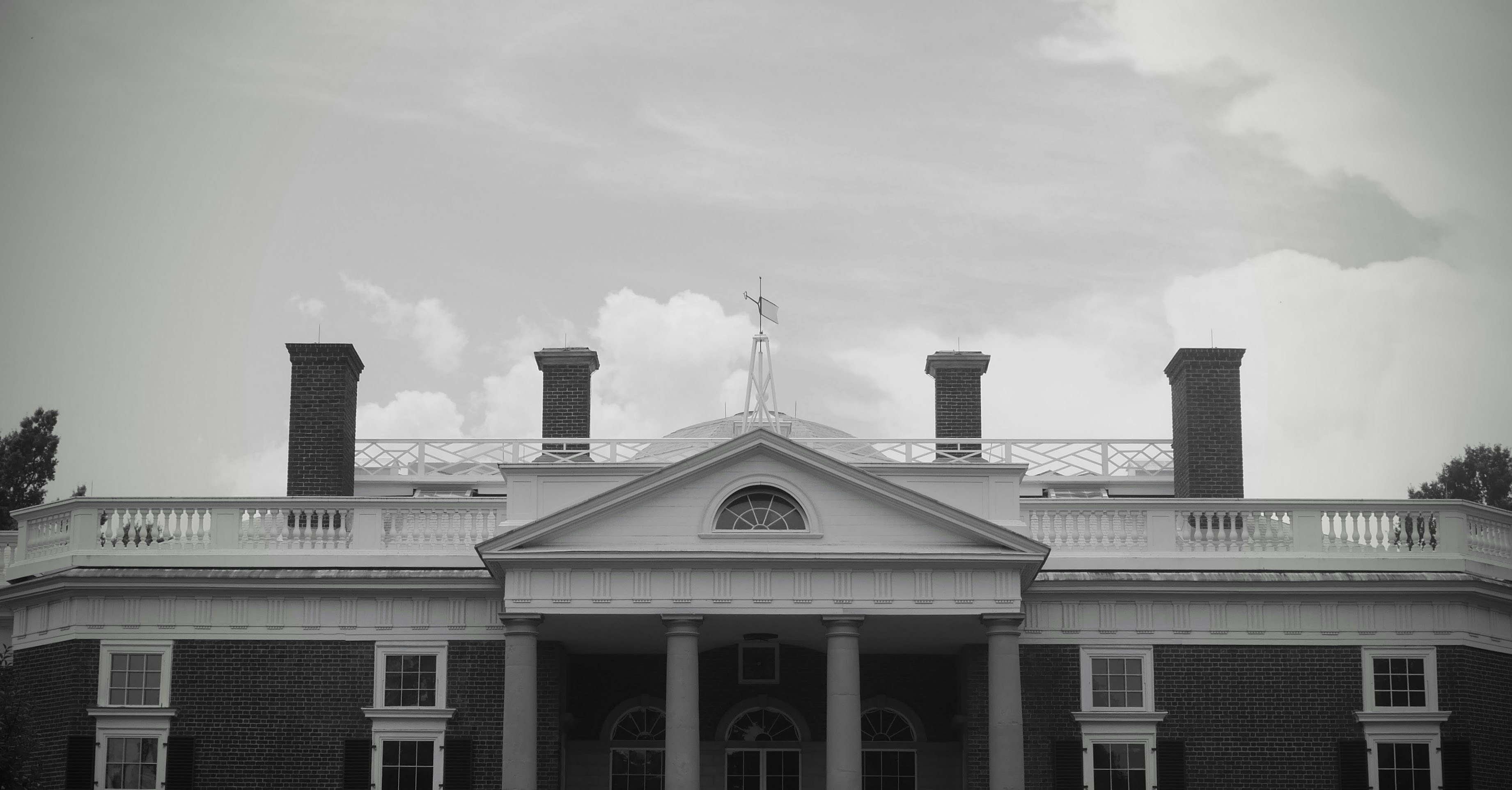 Monticello, thomas jefferson's historic home, in black and white.