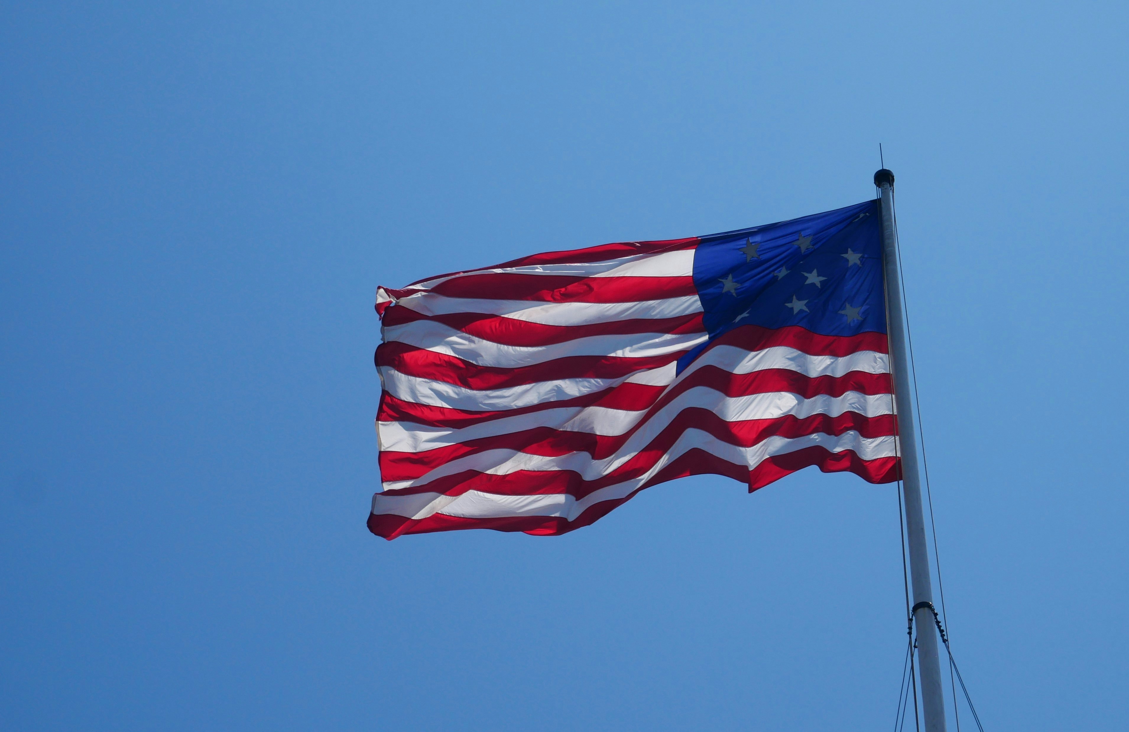古いアメリカ国旗が澄んだ青空に揺れている。