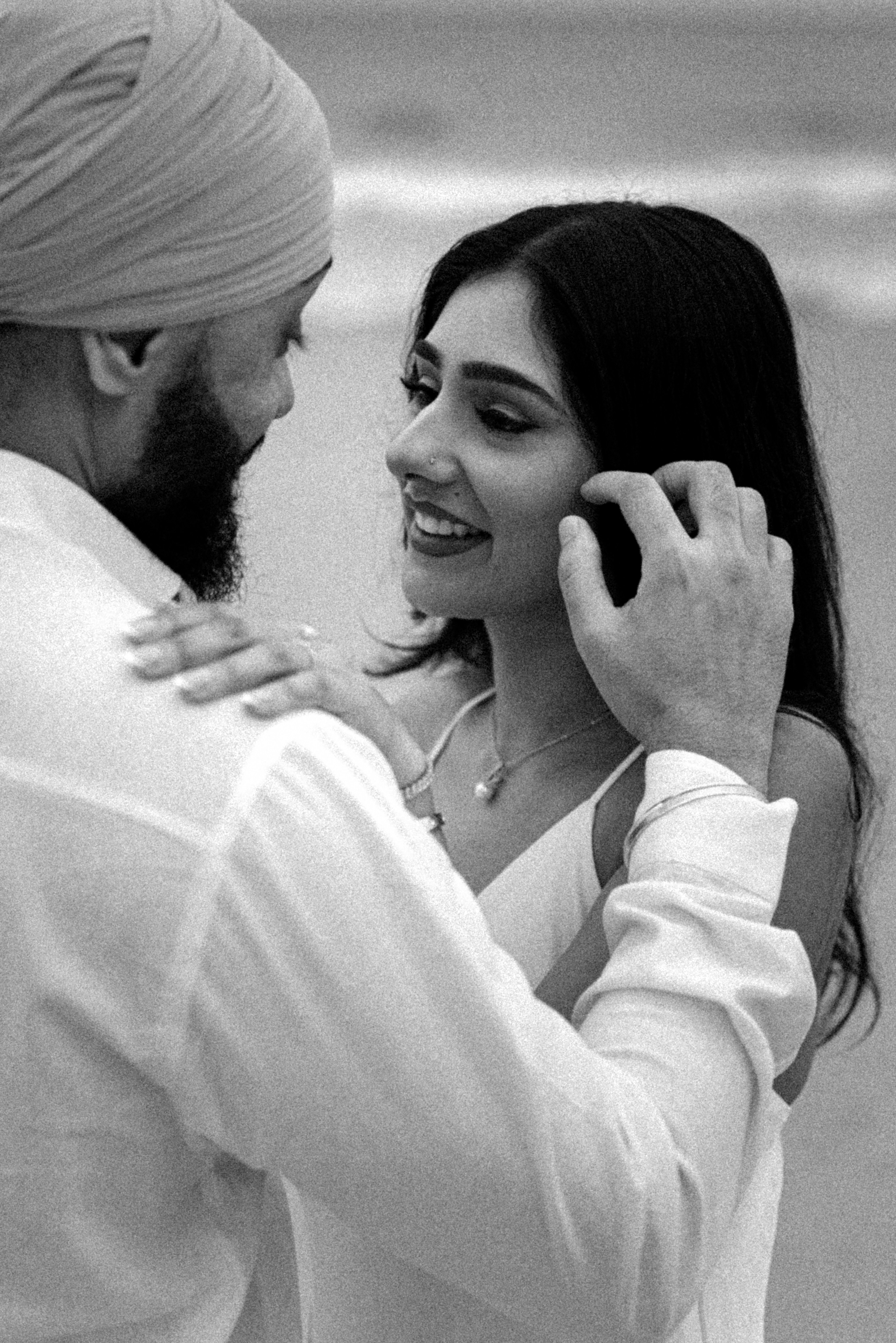 Un couple s’embrassant sur une plage