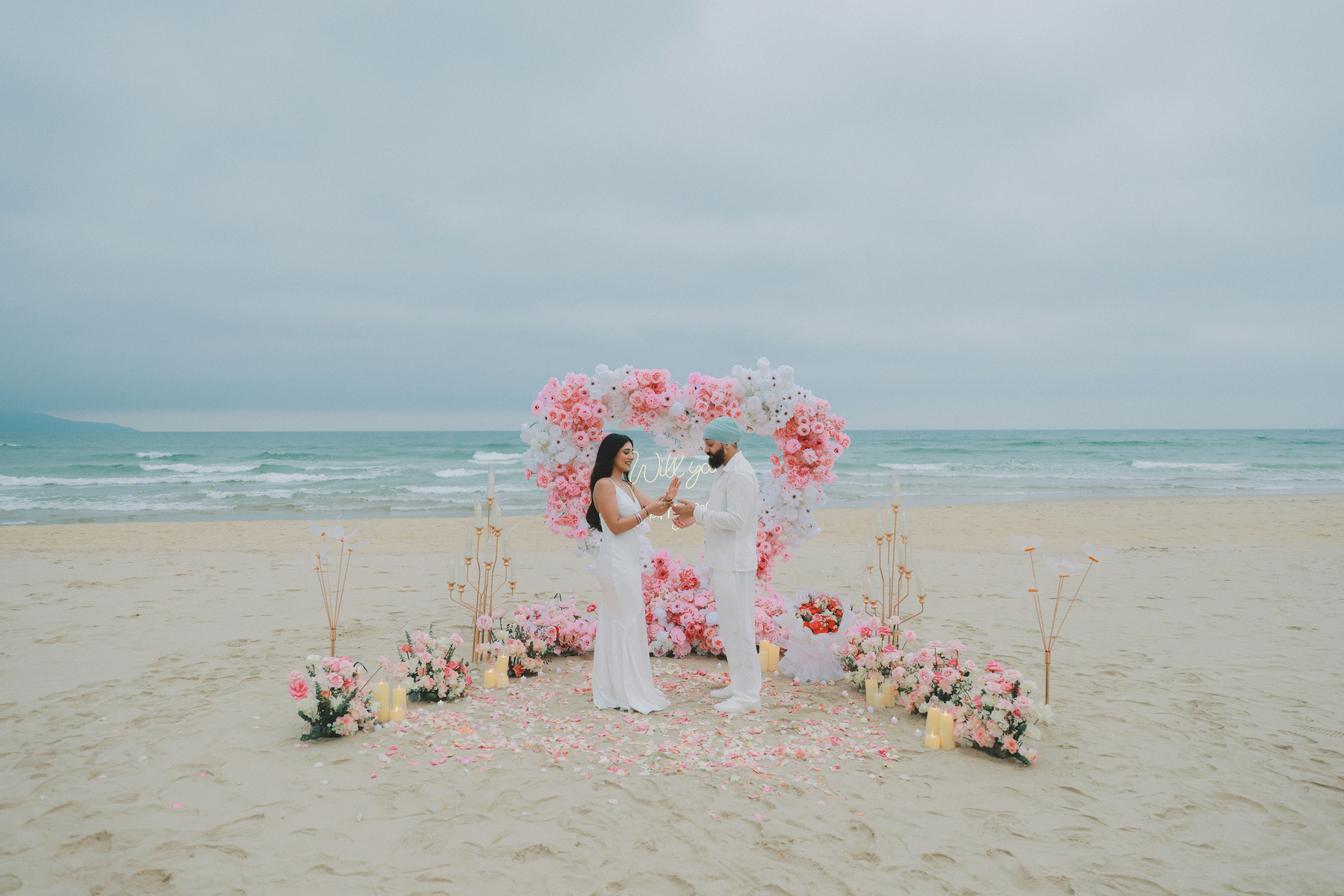 Couple échangeant ses vœux lors d’une cérémonie de mariage sur la plage