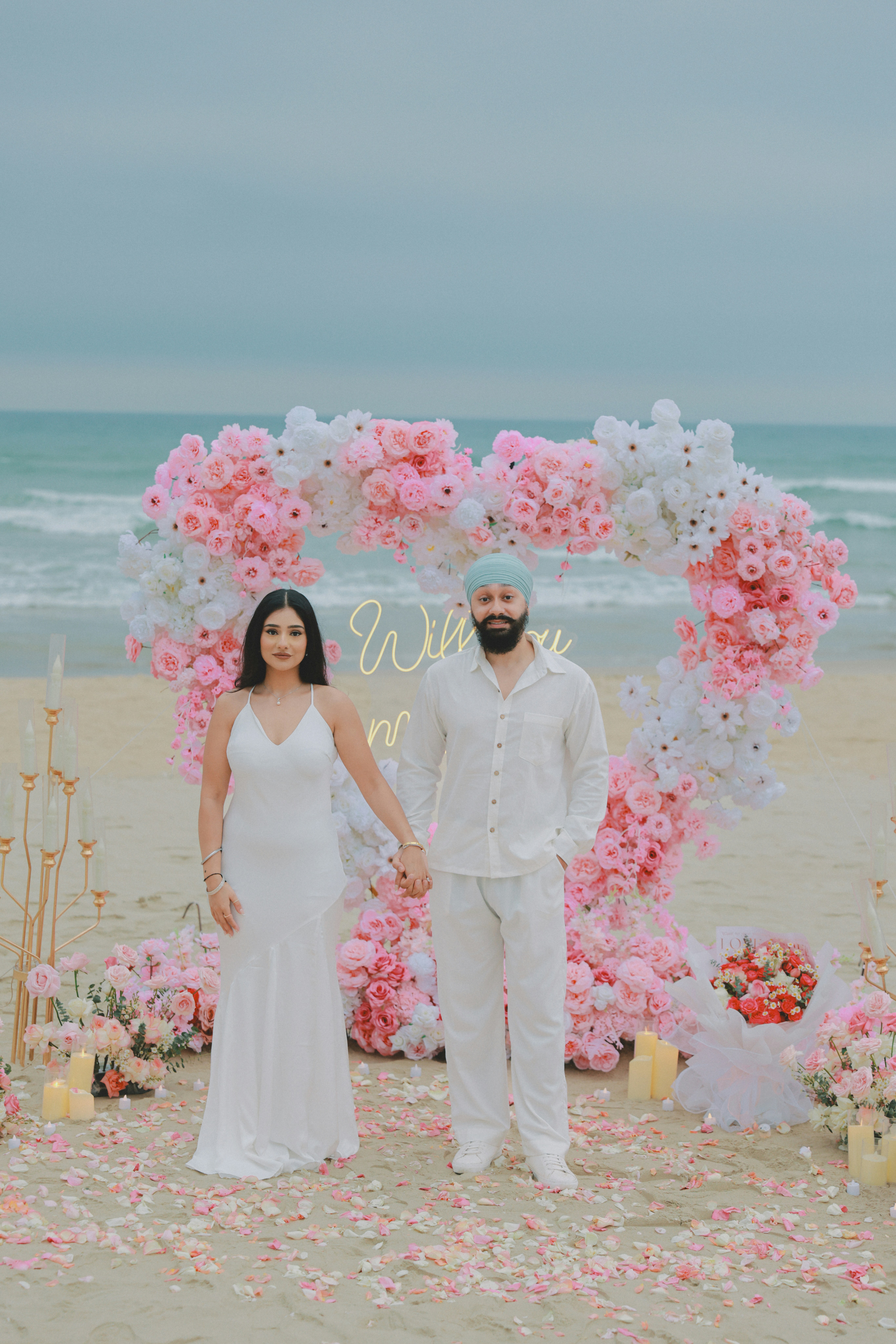 Couple se tenant la main lors d’une proposition sur la plage