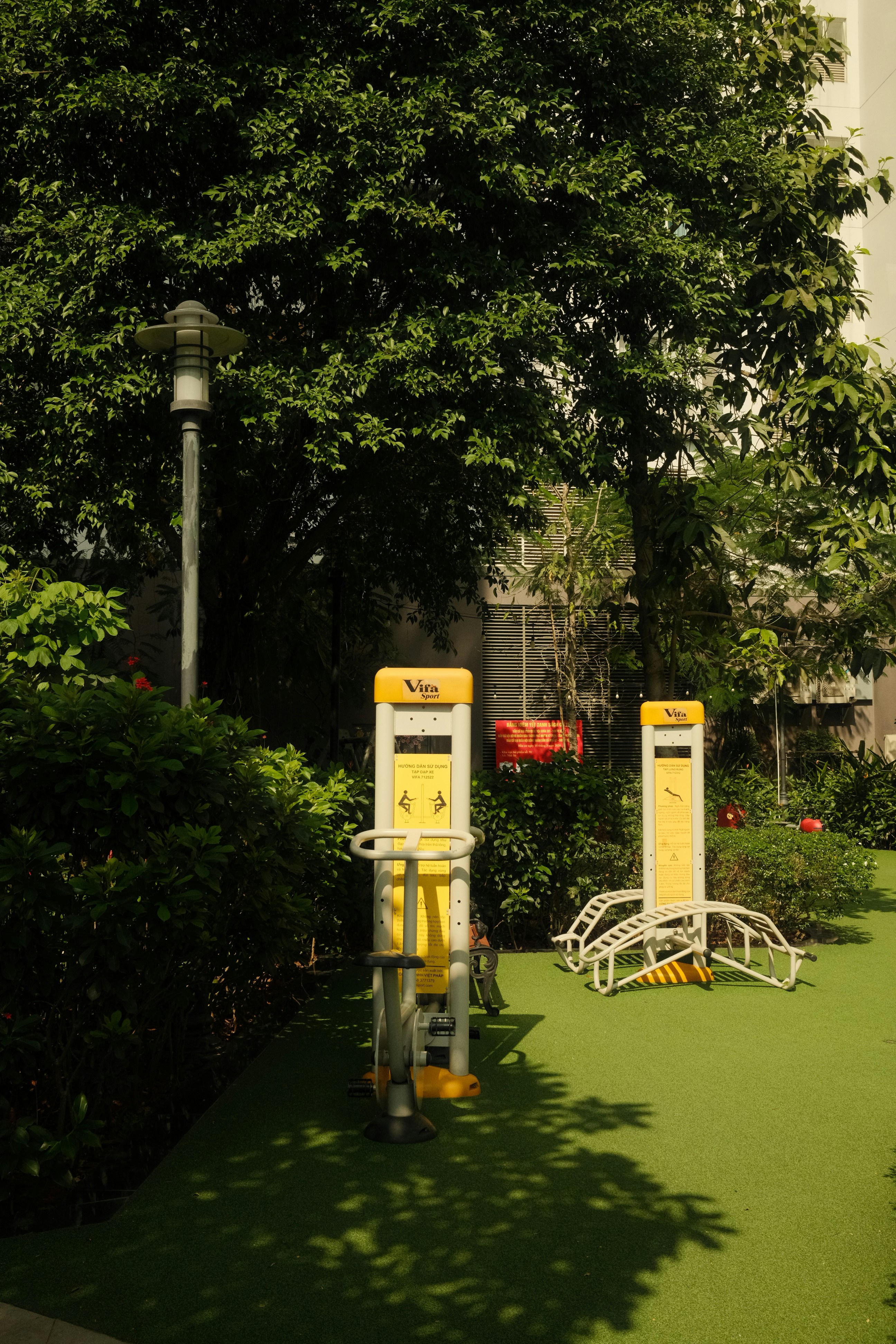 Equipamiento de gimnasio al aire libre sobre césped natural